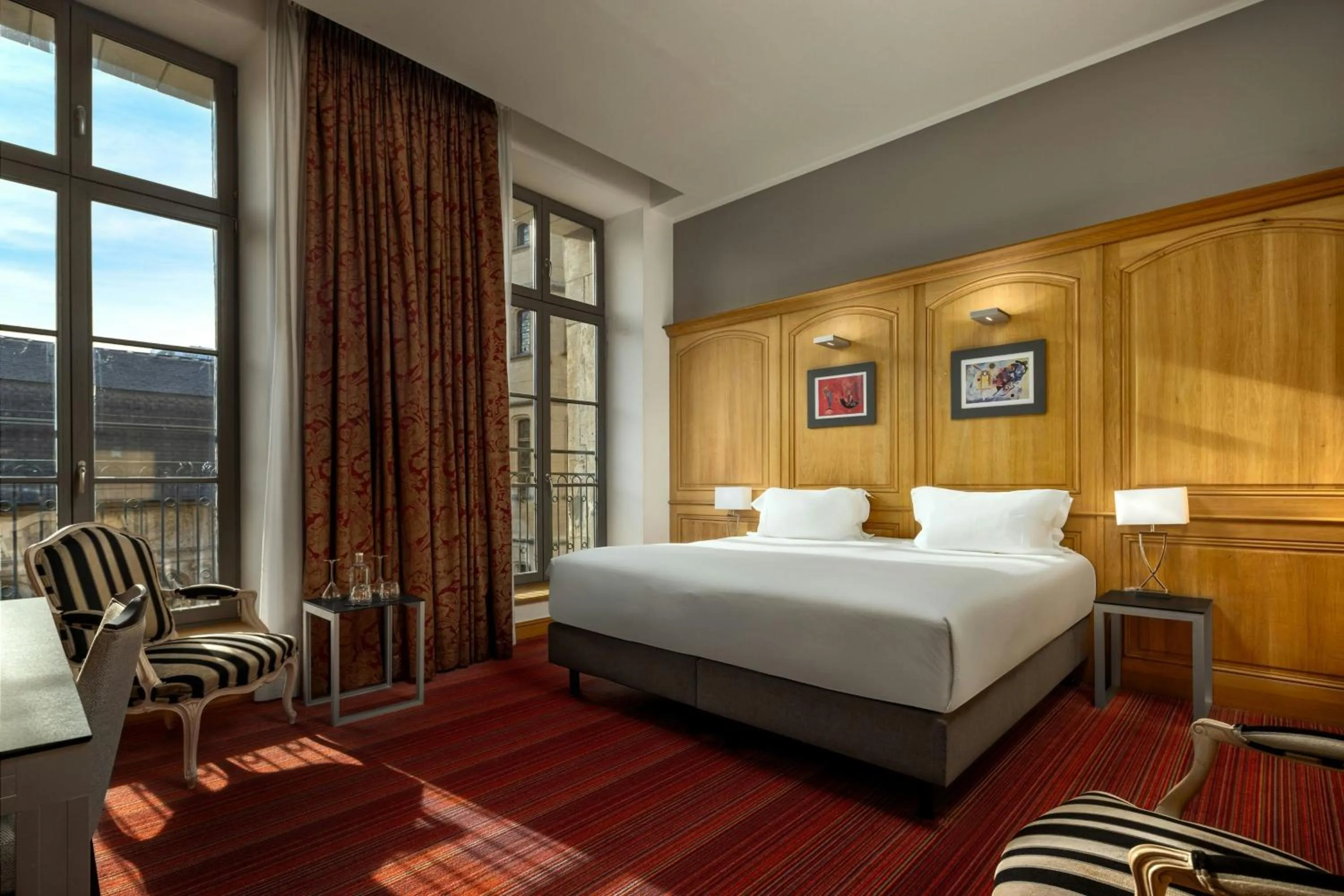 Bathroom, Bed in Hôtel de Bourgtheroulde, Autograph Collection