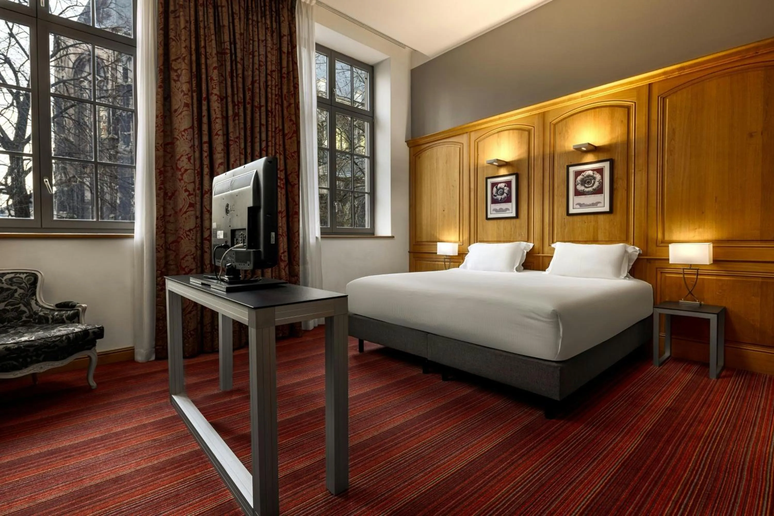 Photo of the whole room, Bed in Hôtel de Bourgtheroulde, Autograph Collection