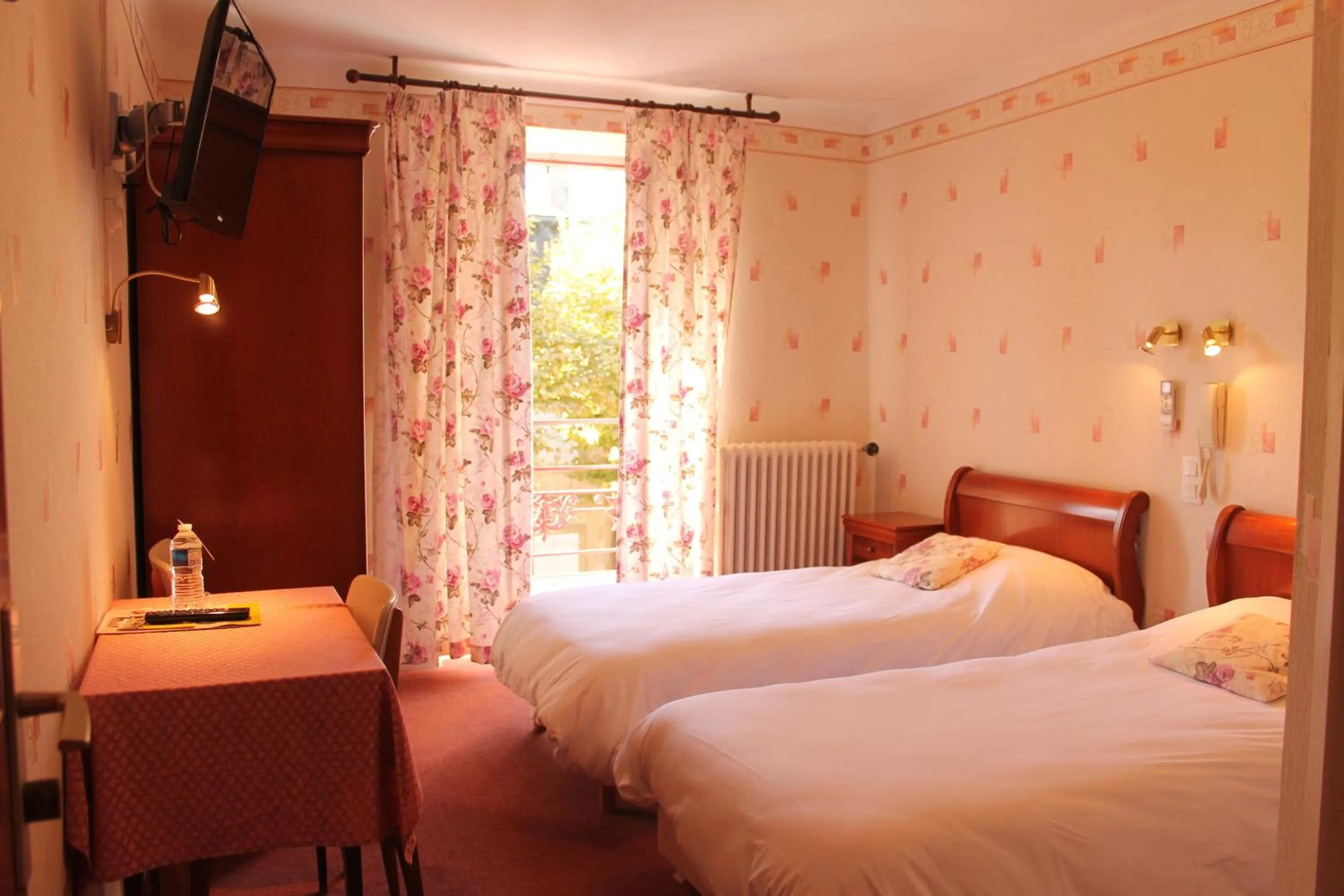 Bed in Hôtel Le Commerce