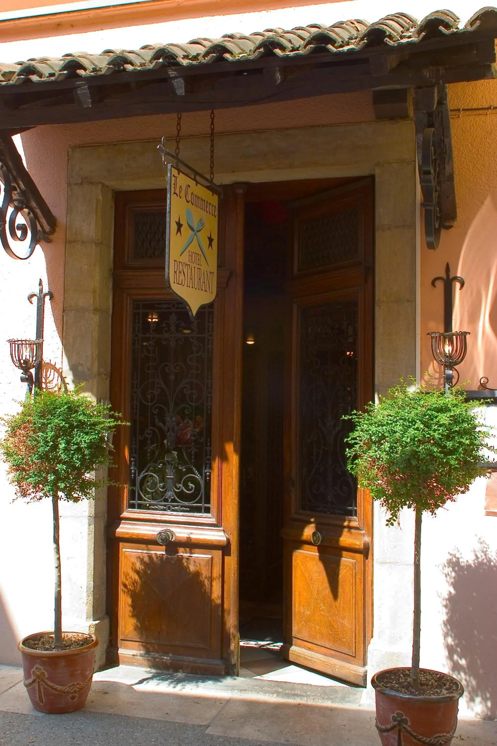 Facade/entrance in Hôtel Le Commerce