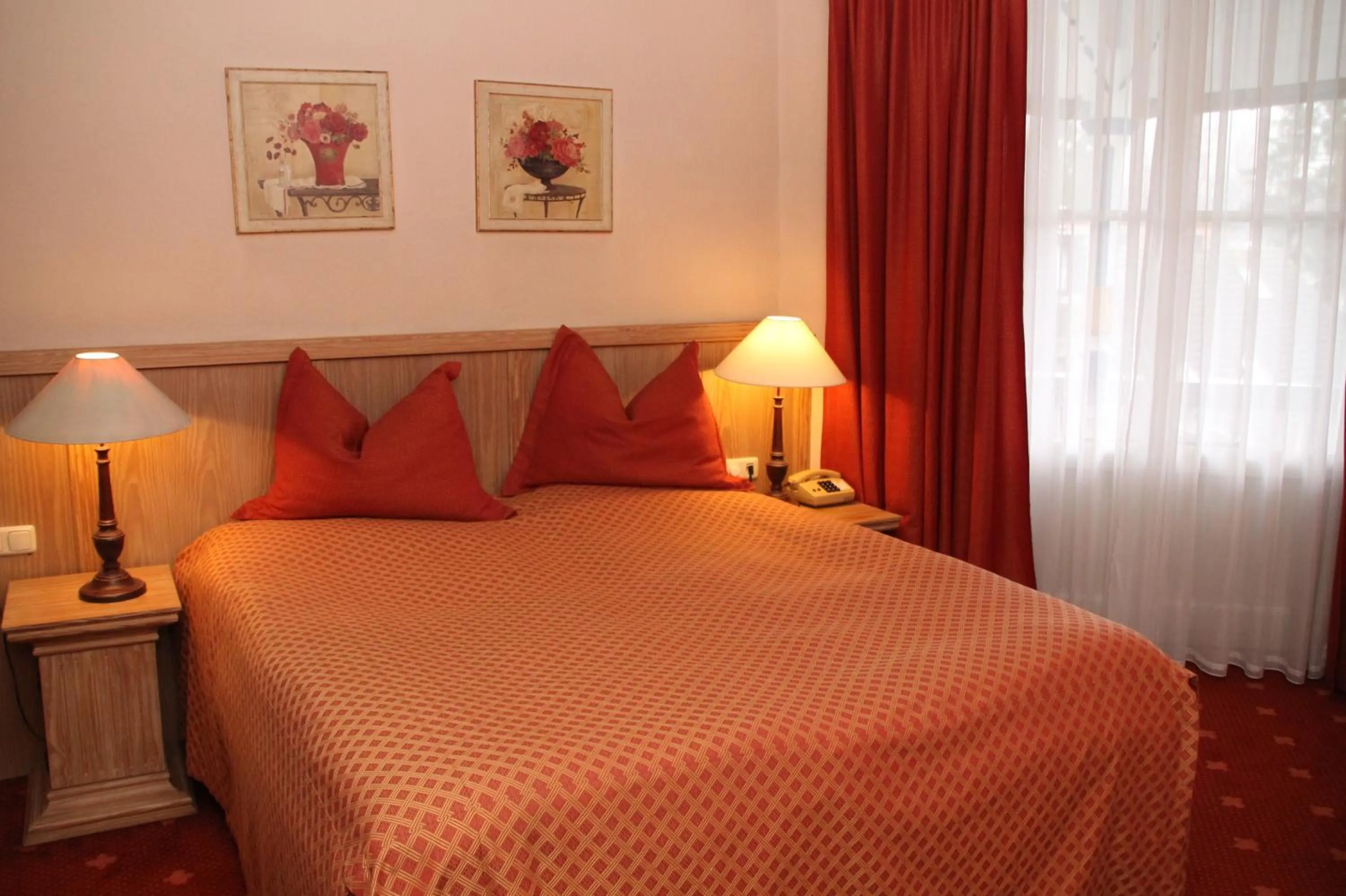 Photo of the whole room, Bed in Romantik im Hotel Villa Röhl