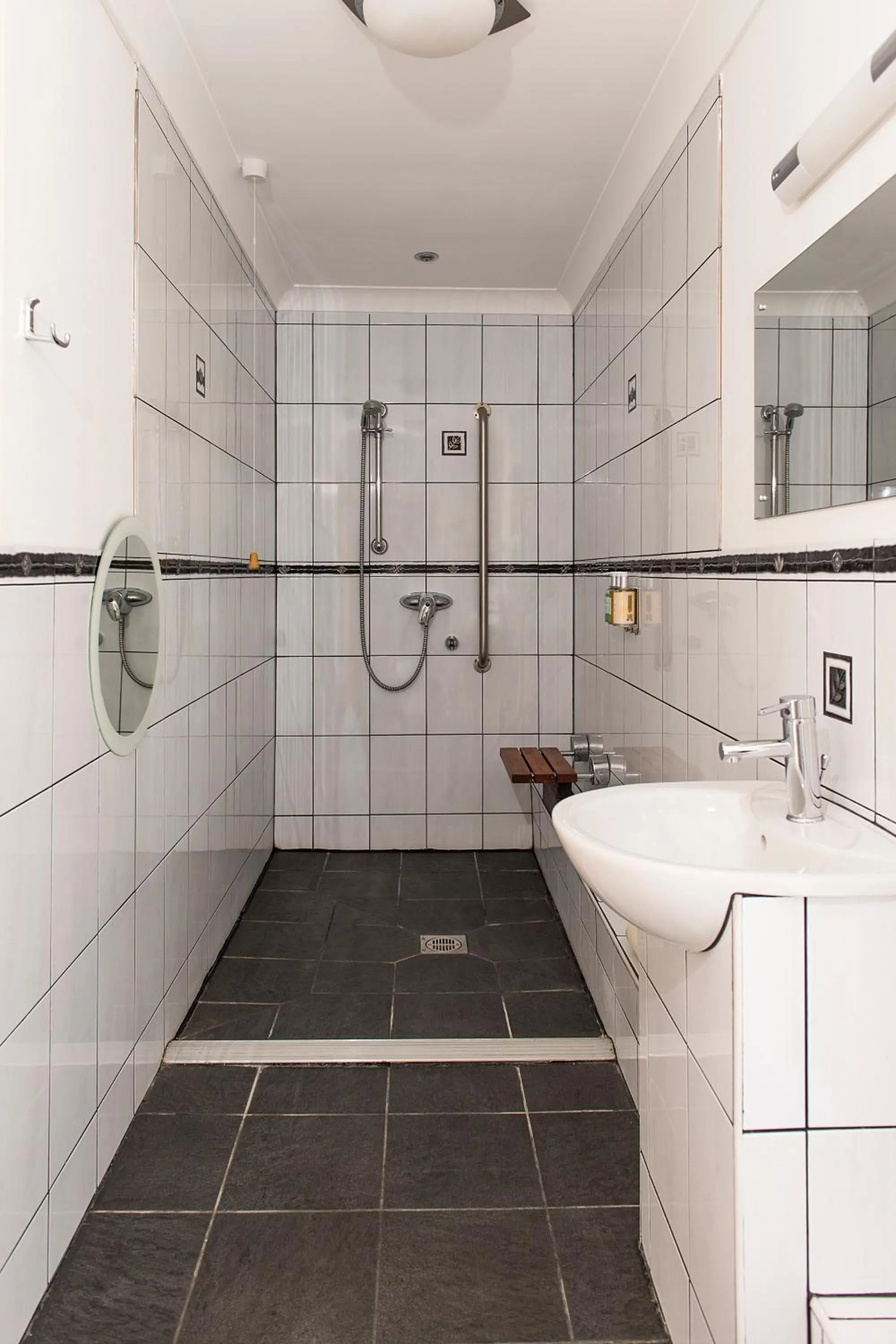 King Room with Roll-In Shower - single occupancy - Disability Access in Spanhoe Lodge