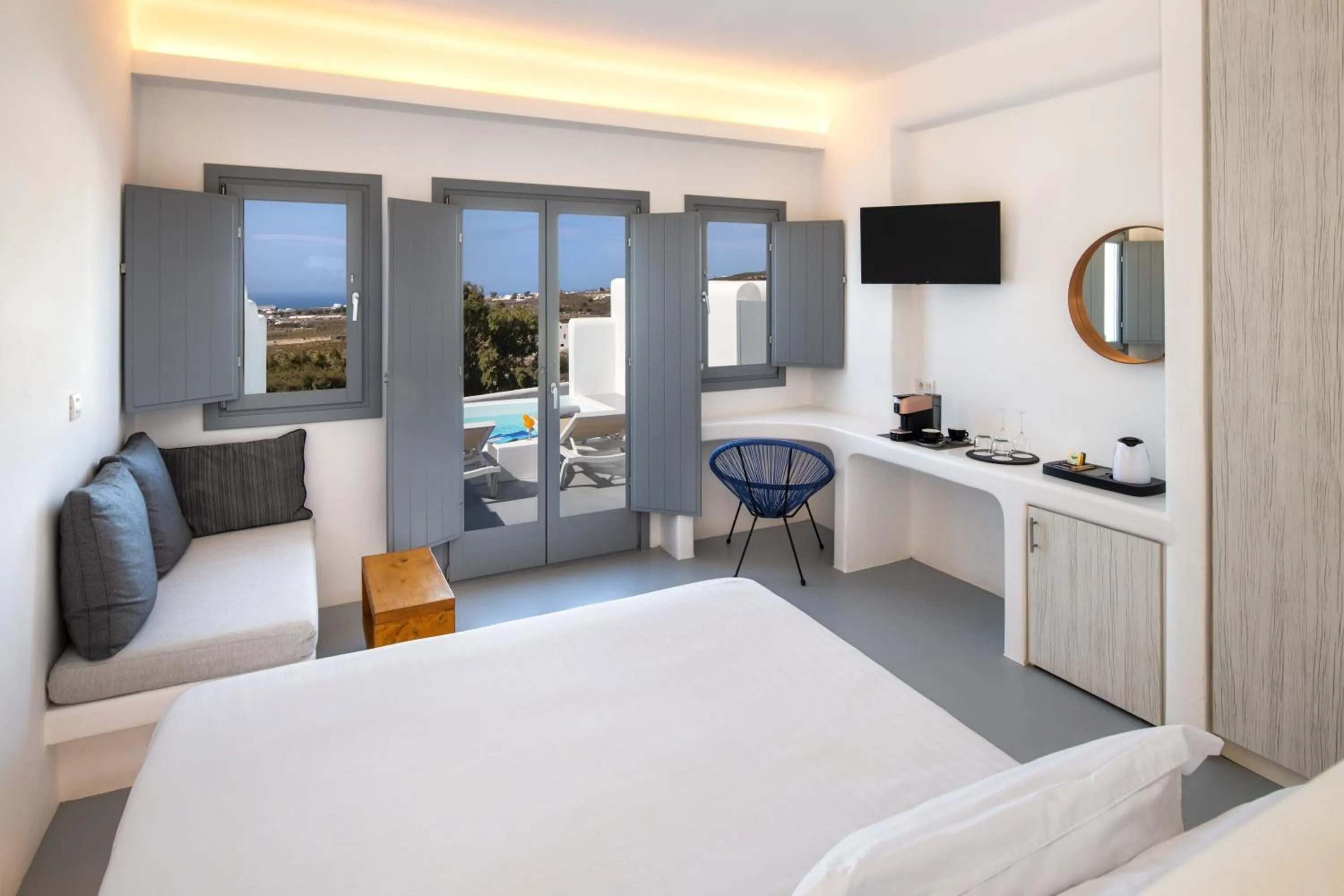 Photo of the whole room, Bed in Alunia Incognito Suites - Adults Only