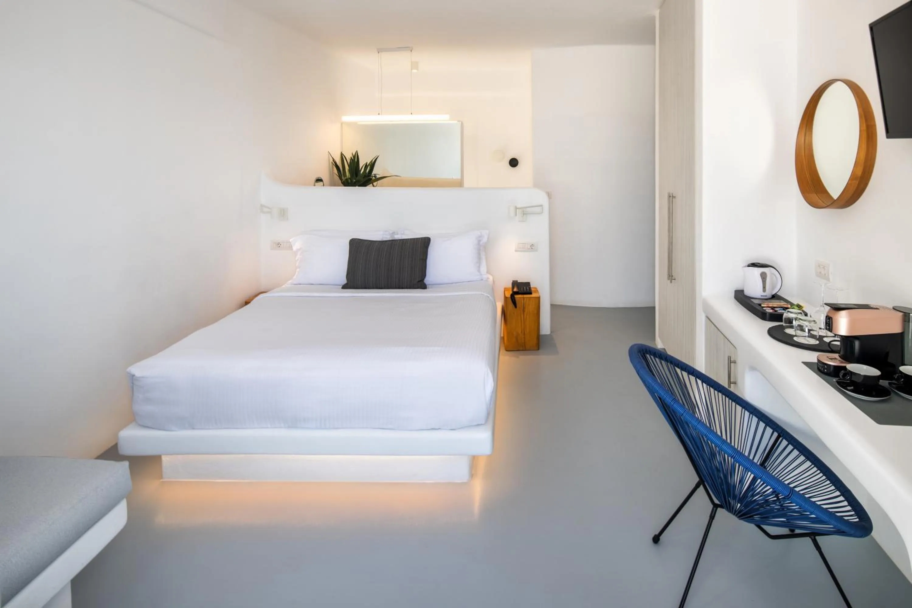 Photo of the whole room, Bed in Alunia Incognito Suites - Adults Only