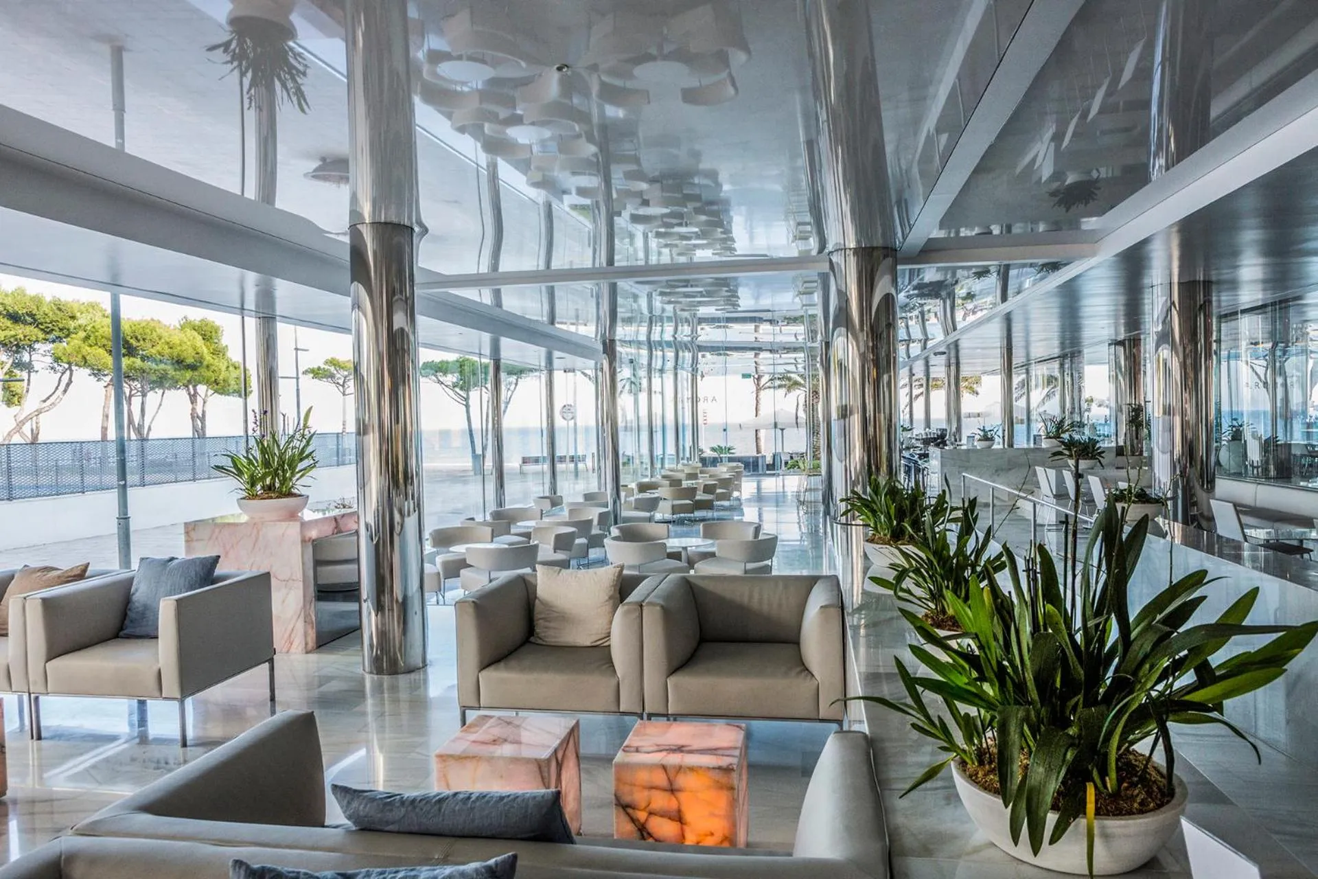 Restaurant/places to eat in Hotel Aromar