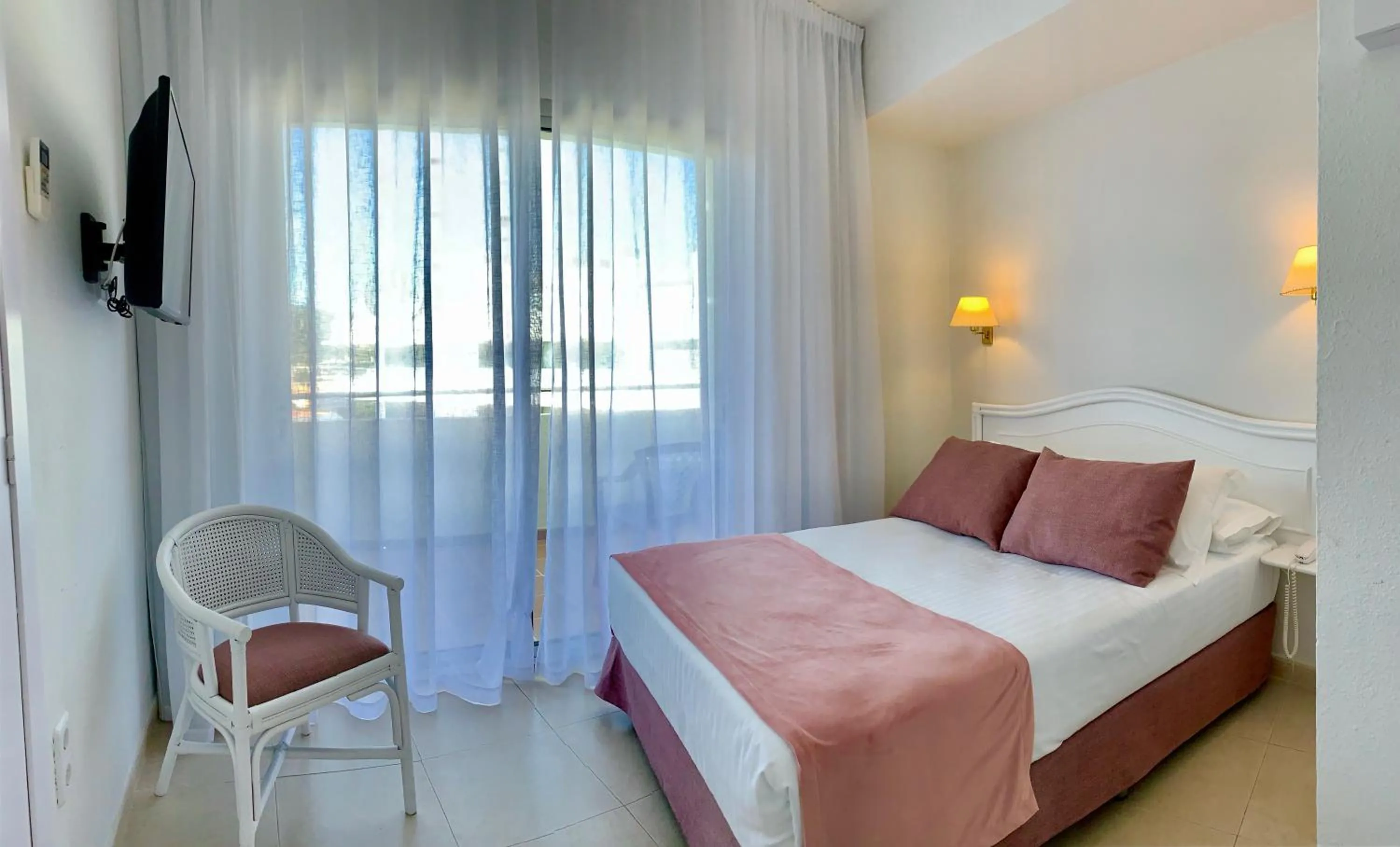 Balcony/Terrace, Bed in Hotel Aromar