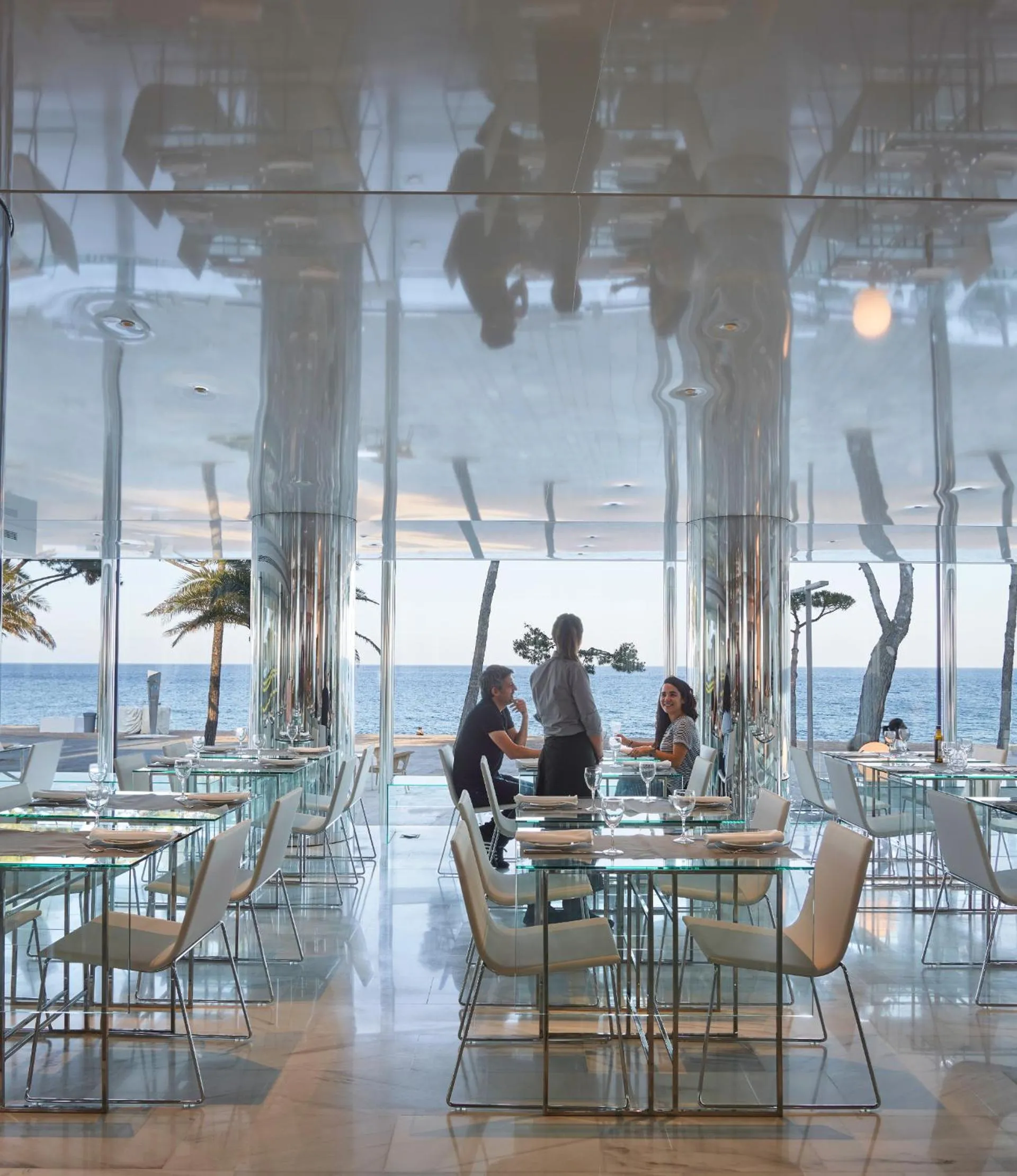 Restaurant/places to eat in Hotel Aromar