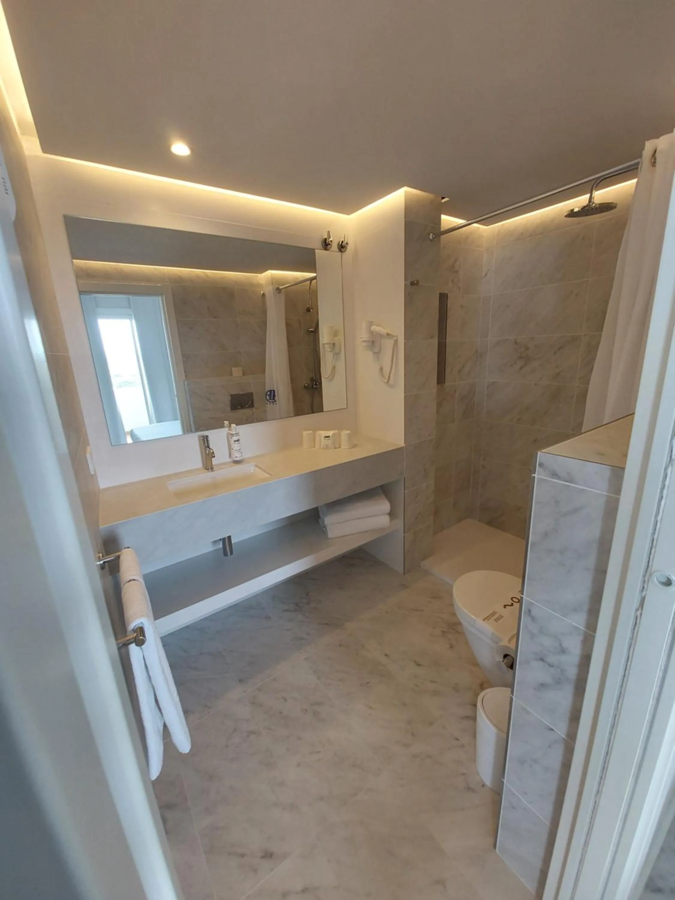 Shower in Hotel Aromar