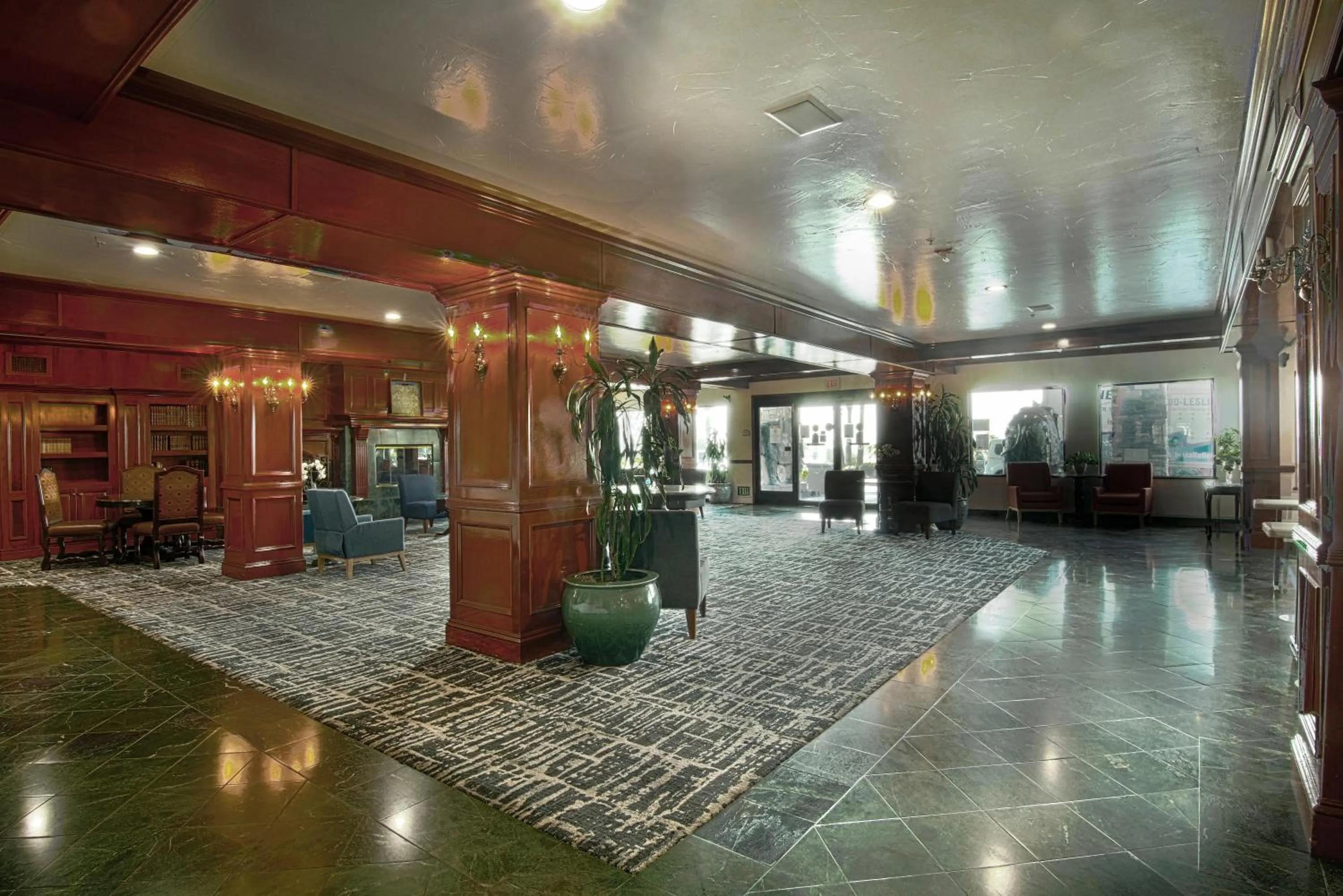 Lobby or reception in Azure Hotel&Suites Ontario Trademark Collection by Wyndham