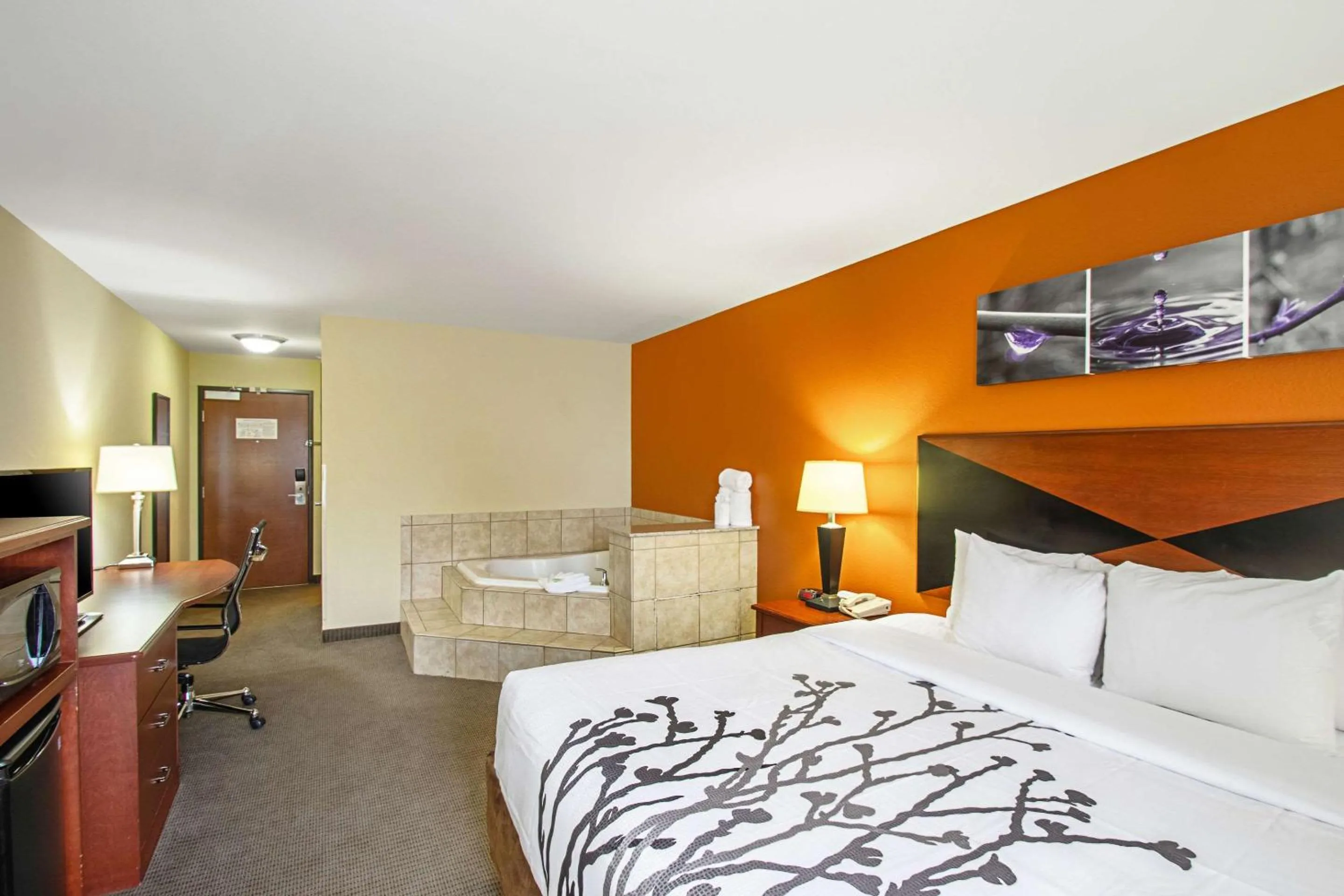 Photo of the whole room, Bed in Sleep Inn & Suites Madison - Monona