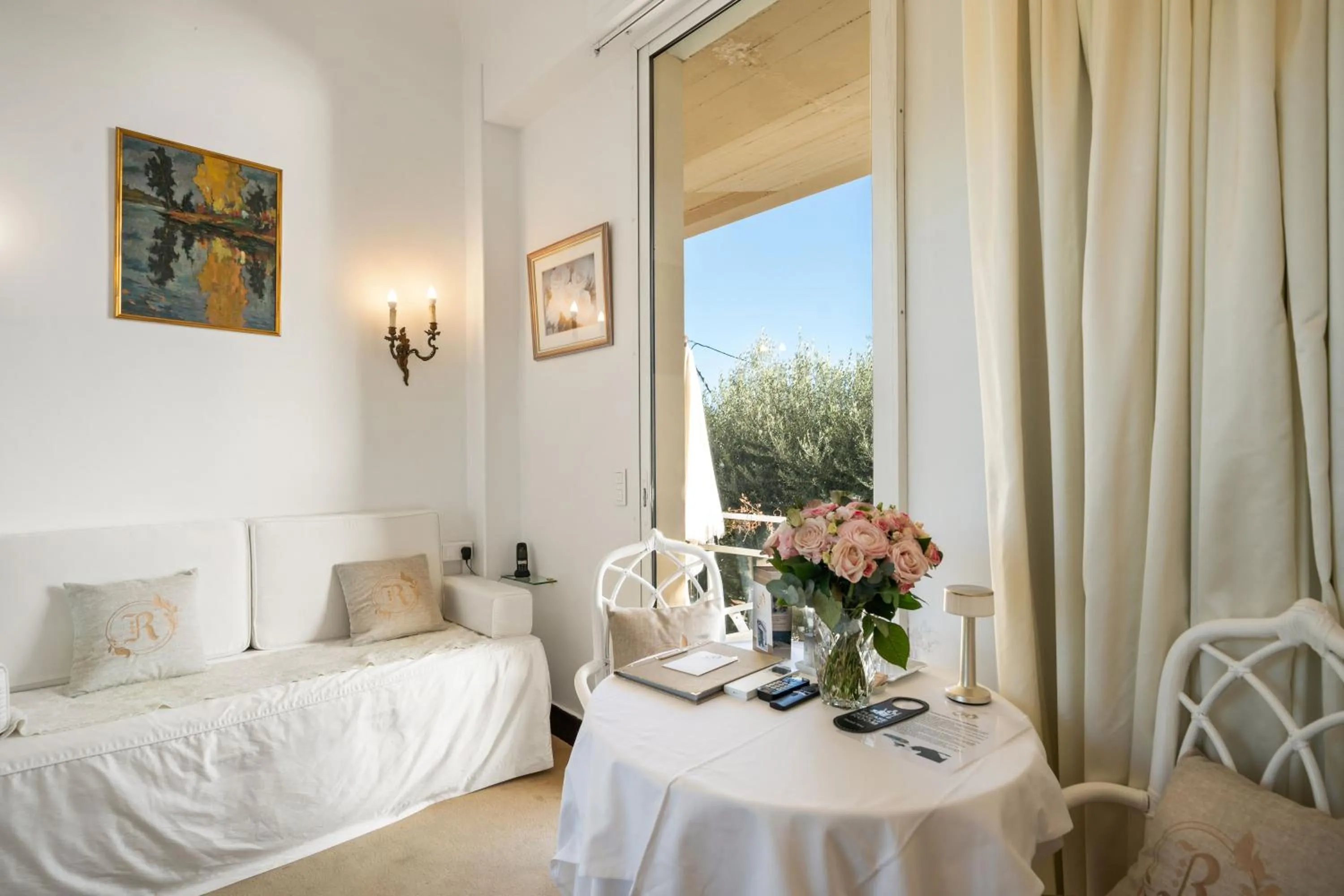 Bed in Hôtel Le Roquebrune