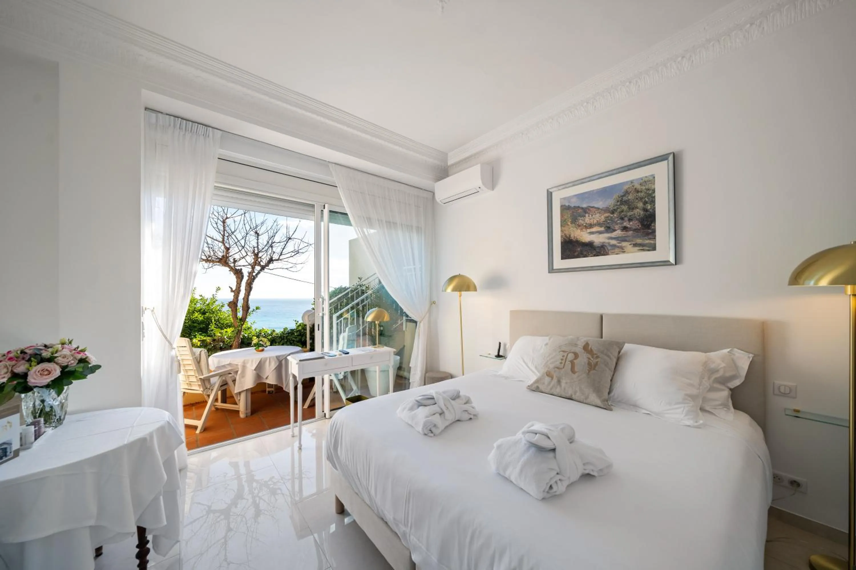 Bedroom, Bed in Hôtel Le Roquebrune