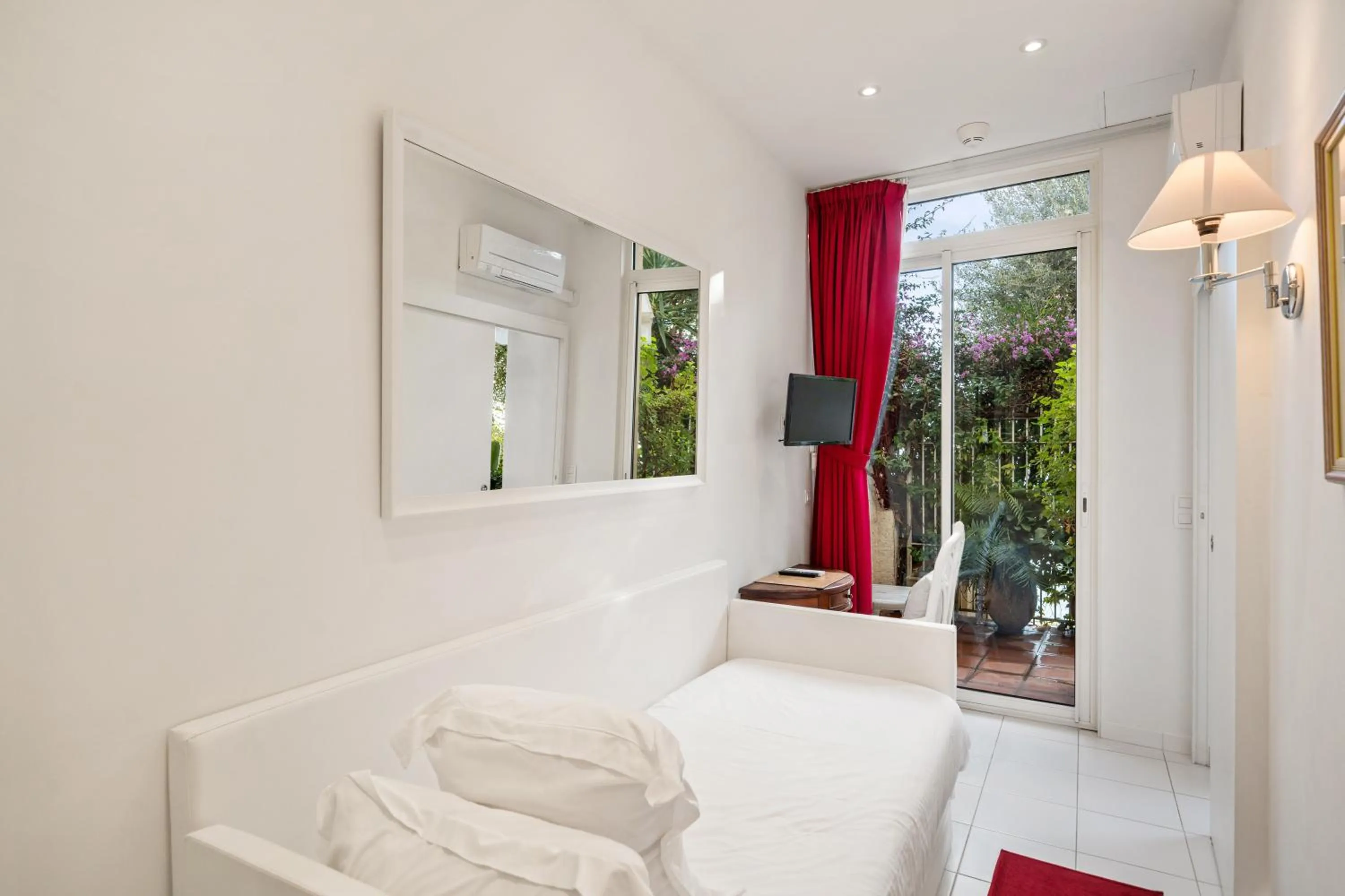 Bed in Hôtel Le Roquebrune