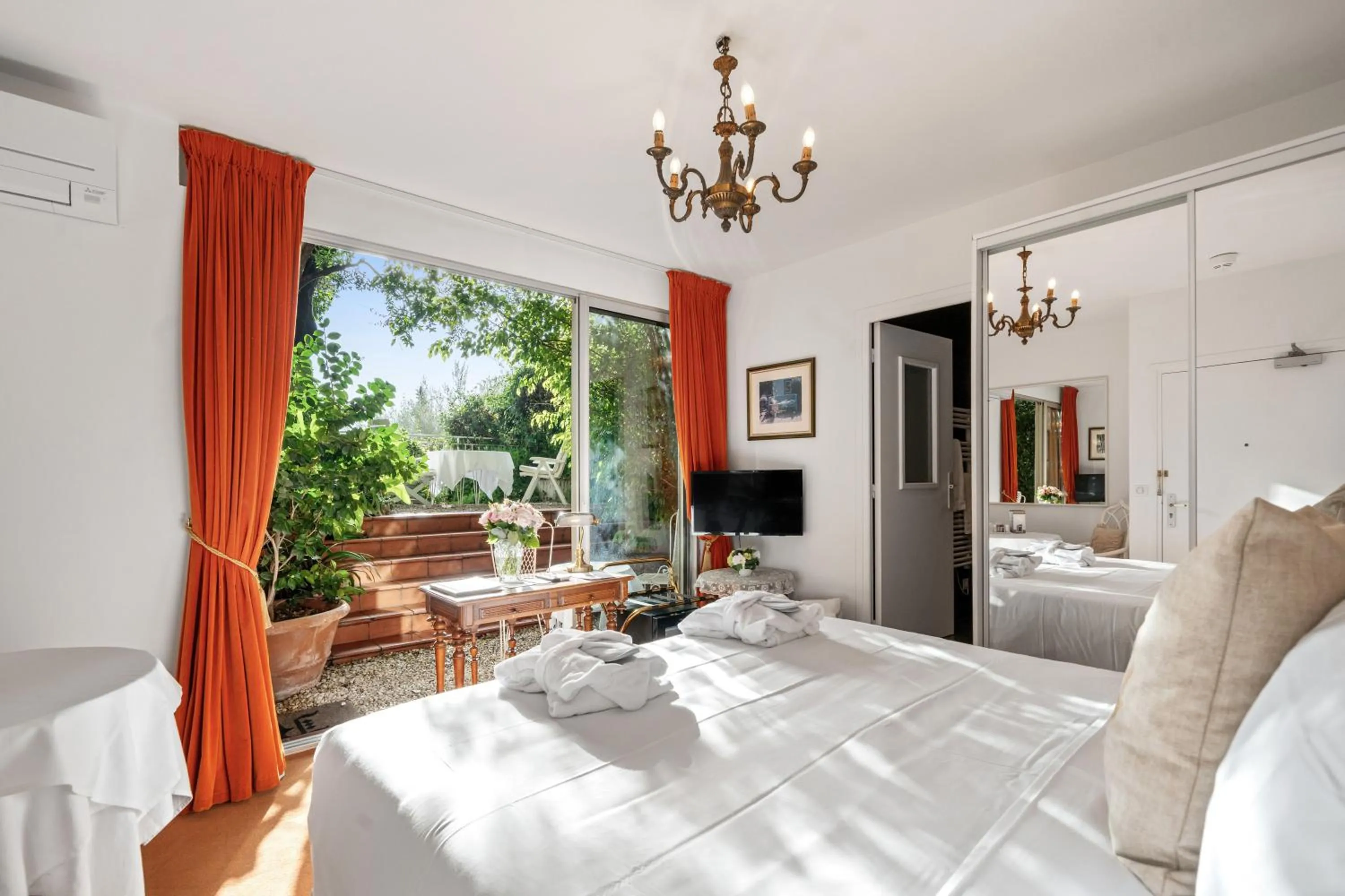 Bed in Hôtel Le Roquebrune