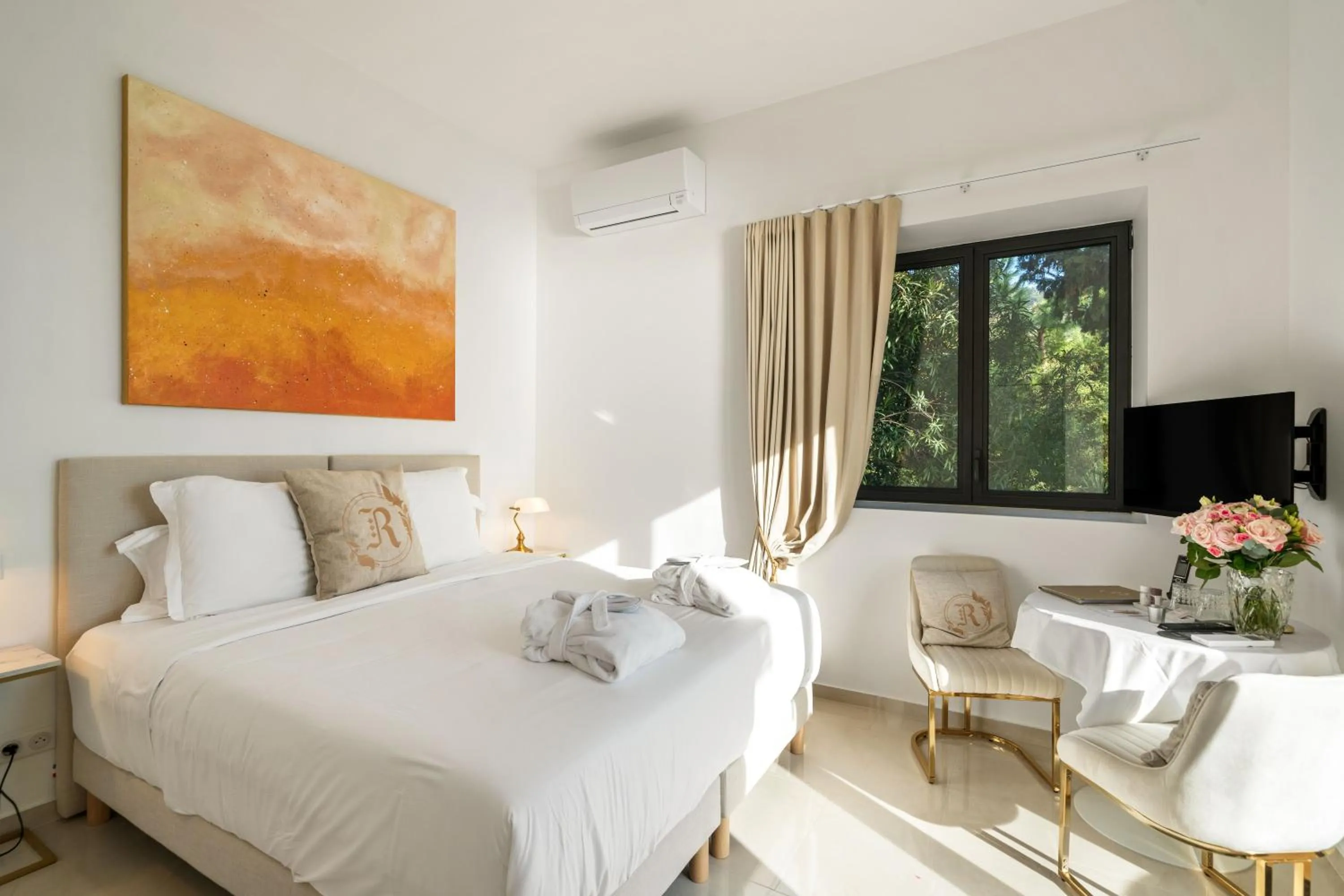 Bed in Hôtel Le Roquebrune