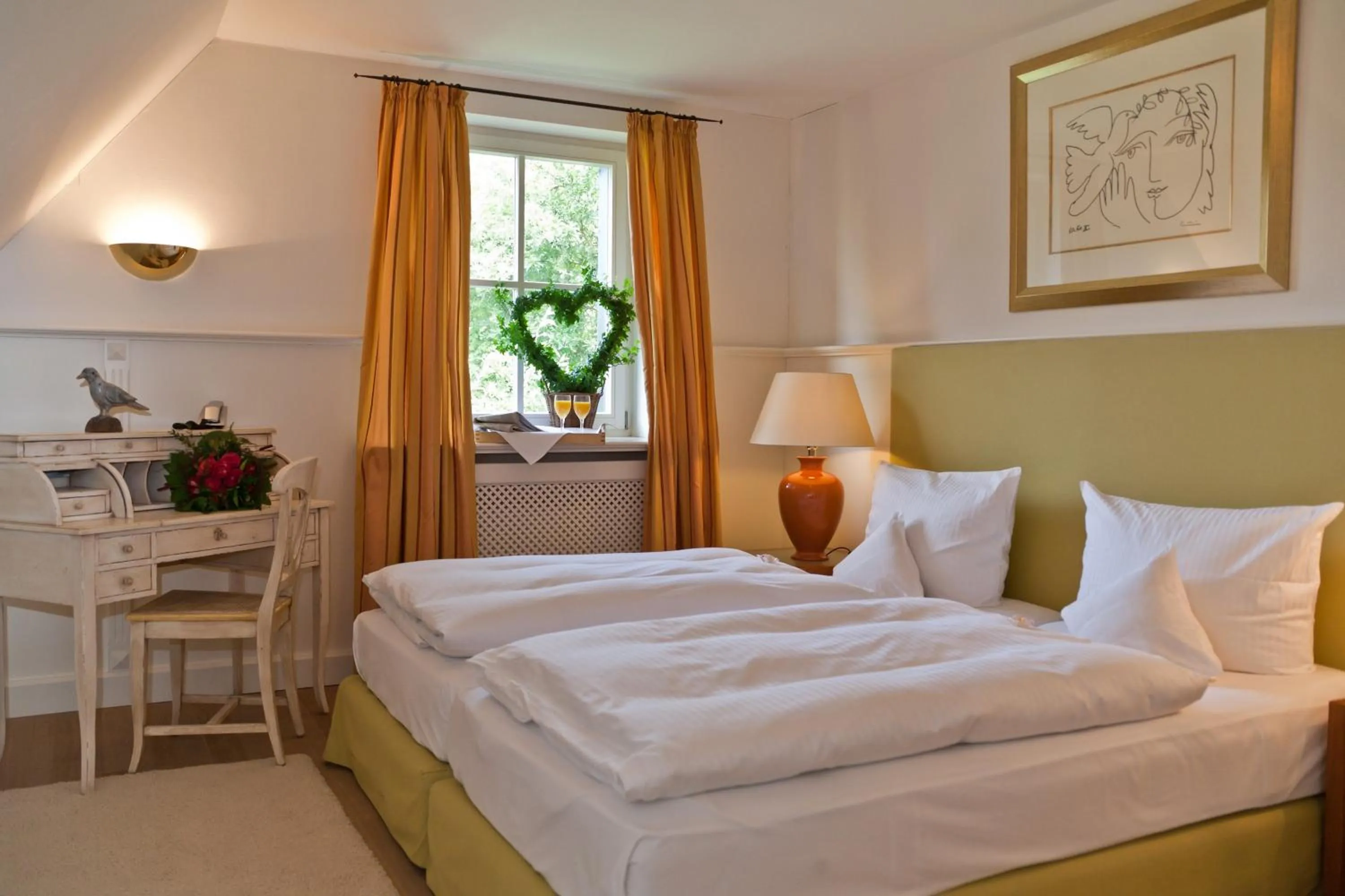 Photo of the whole room, Bed in Landhaus Töpferhof bei Travemünde