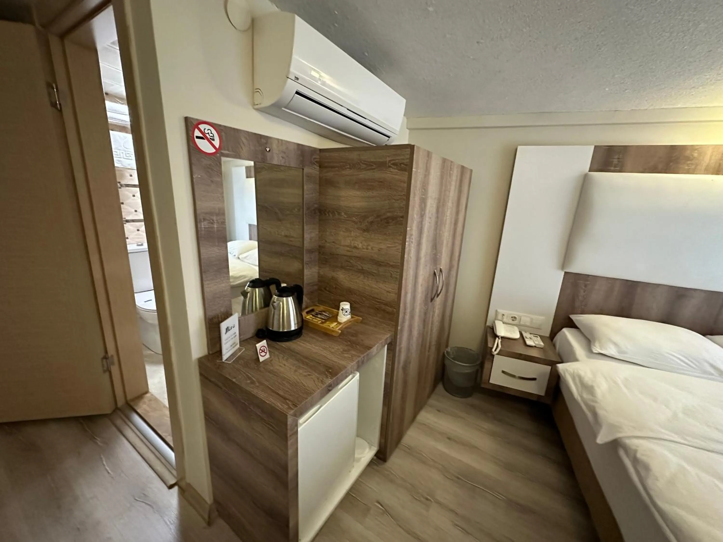 Coffee/tea facilities, Bed in Line Suite Hotel