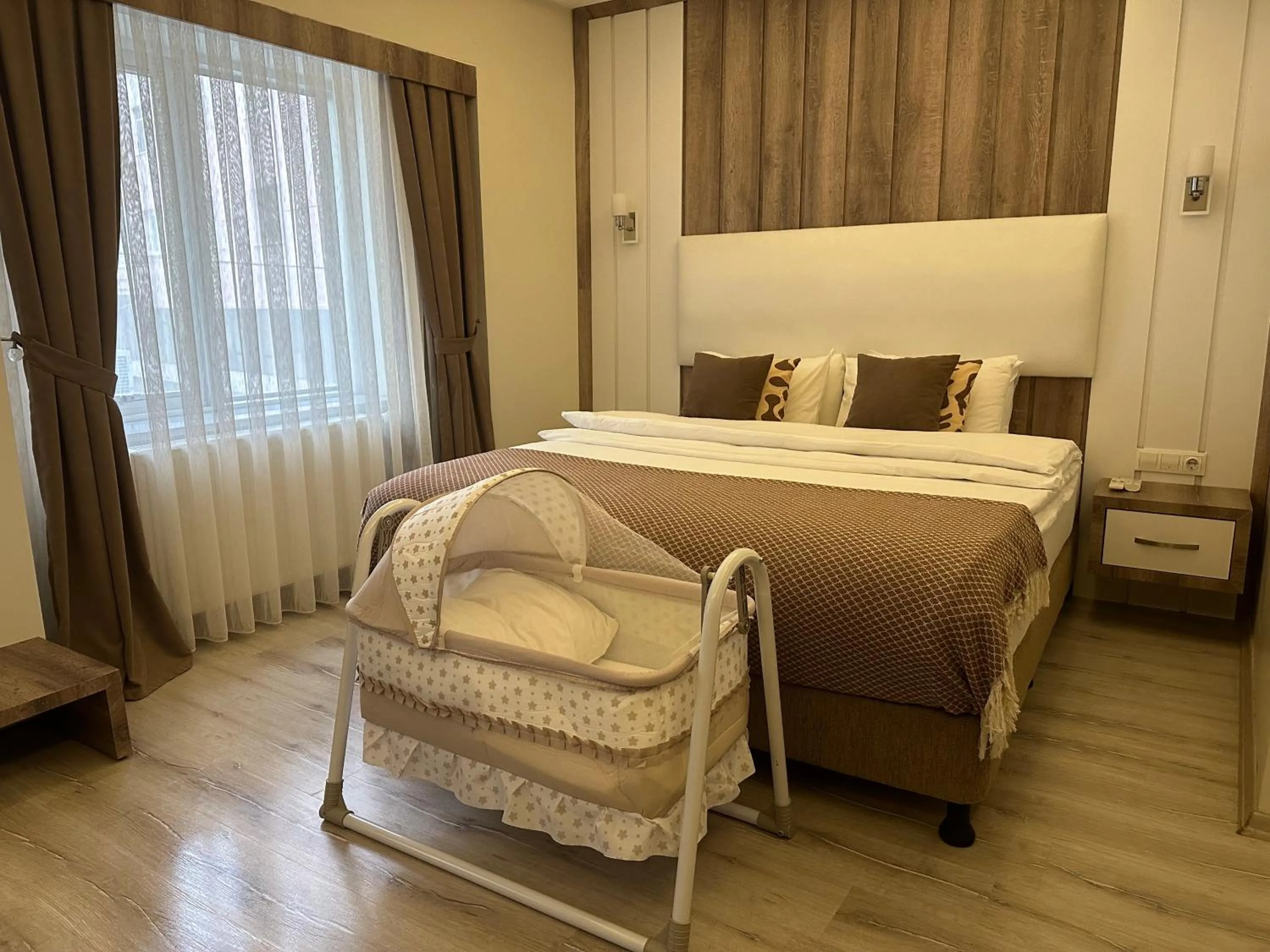 babysiter, Bed in Line Suite Hotel