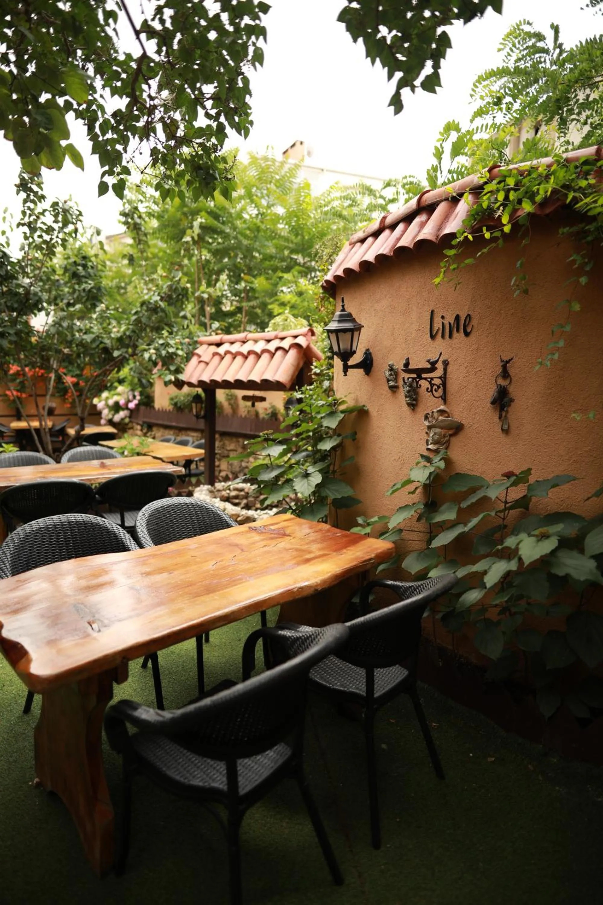 Restaurant/places to eat in Line Suite Hotel