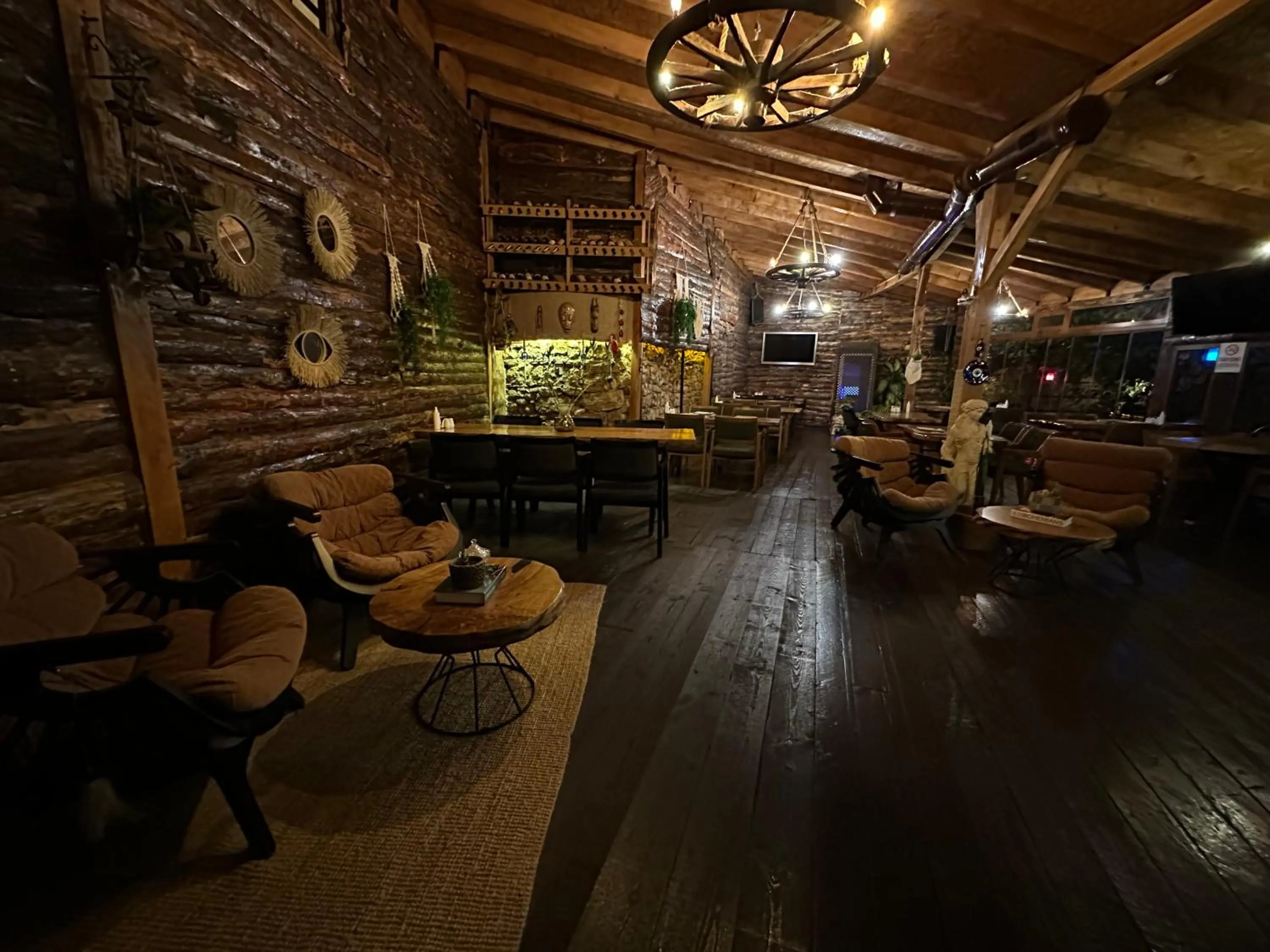 Restaurant/places to eat in Line Suite Hotel