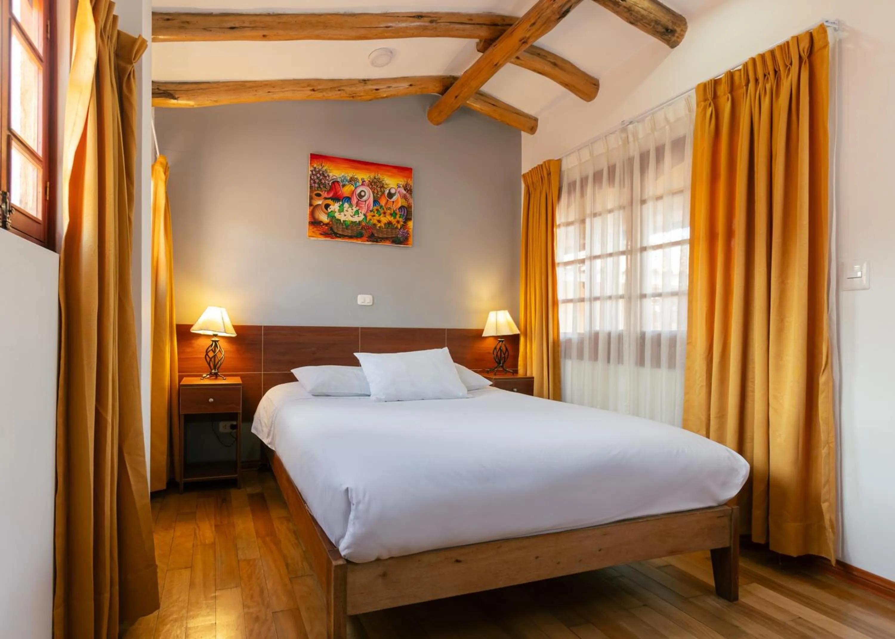 Photo of the whole room, Bed in Amerindia