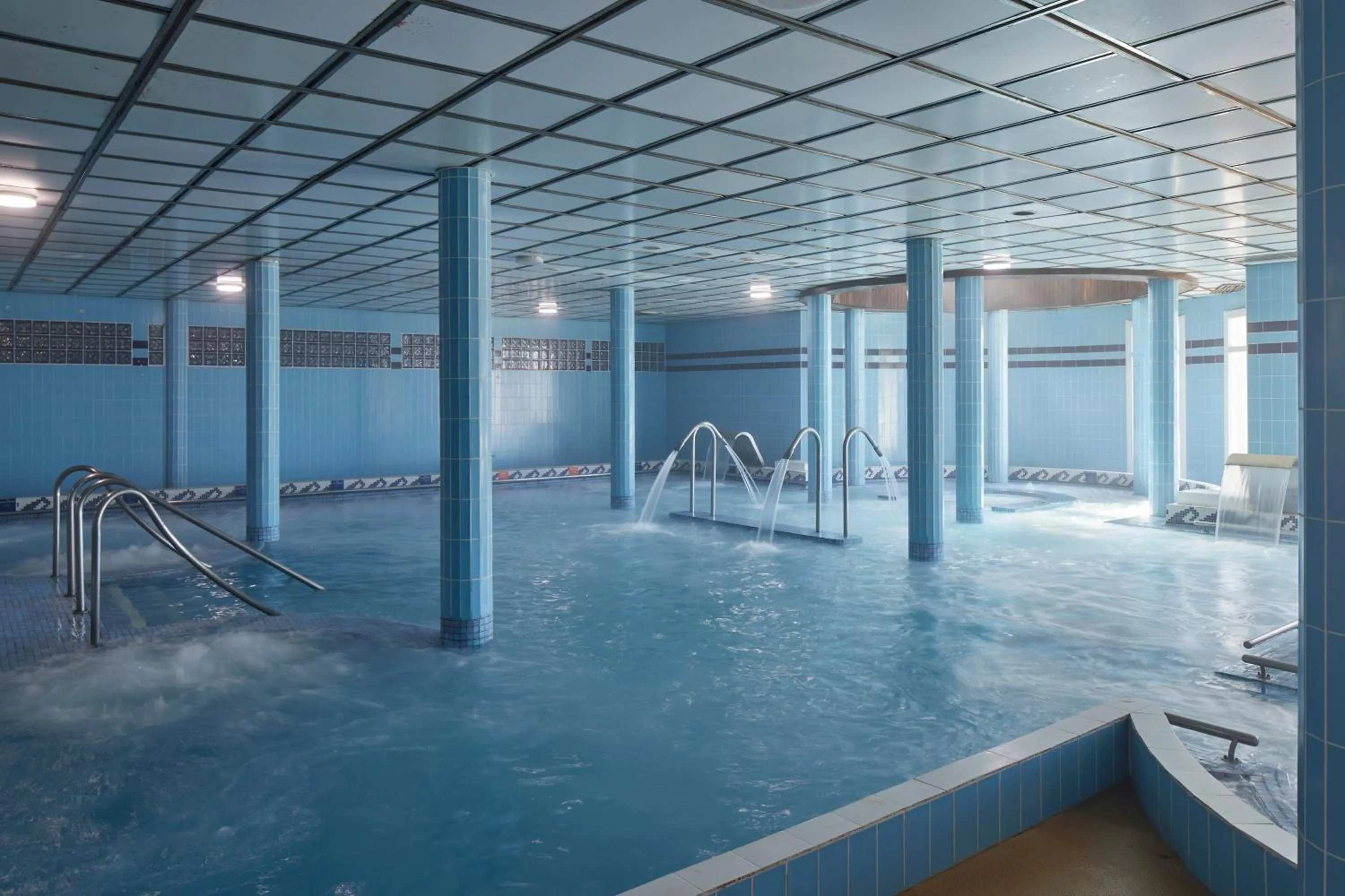 Swimming pool in Hotel & Talasoterapia Zelai