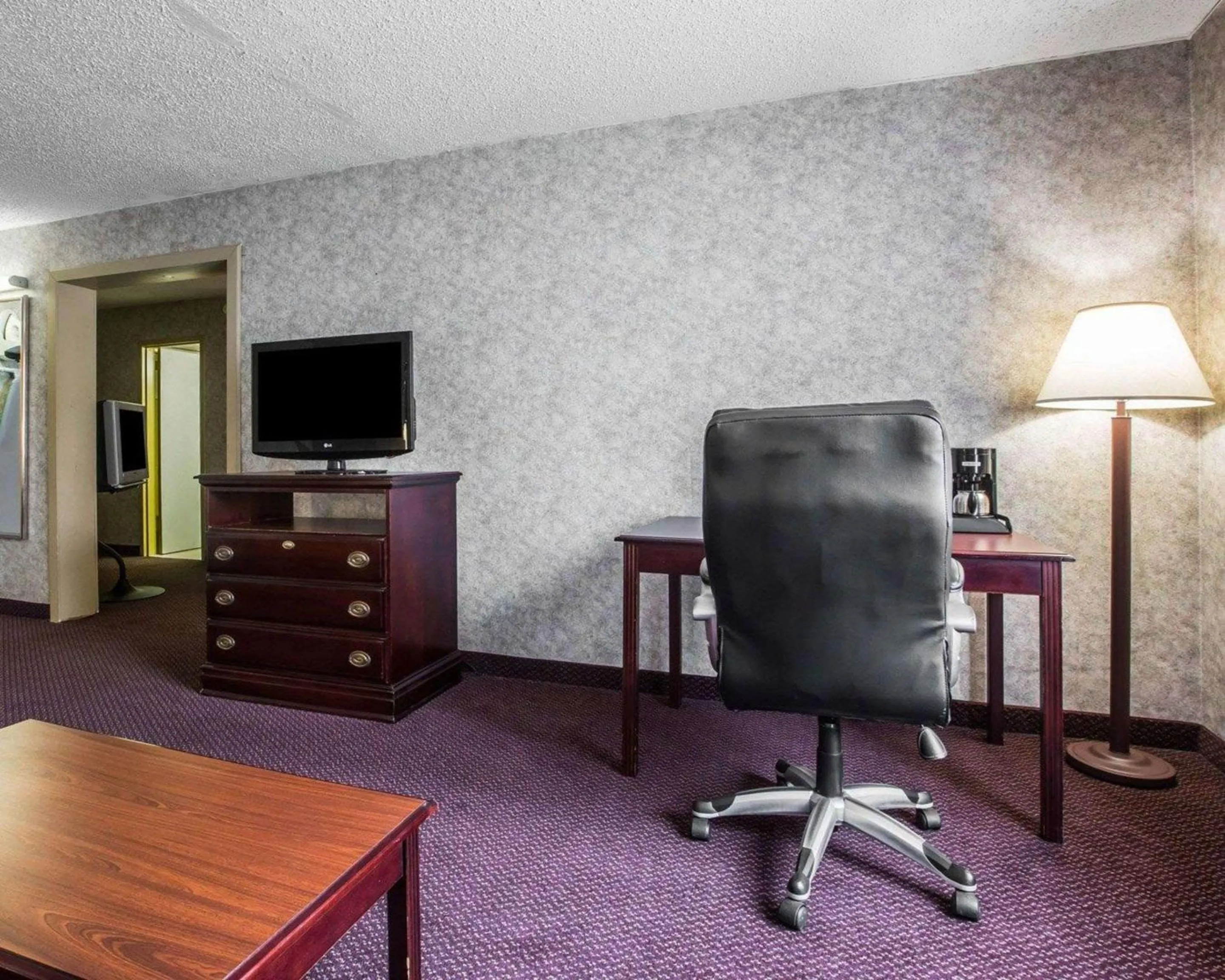 Photo of the whole room, TV/Entertainment Center in Quality Inn and Suites Kingston