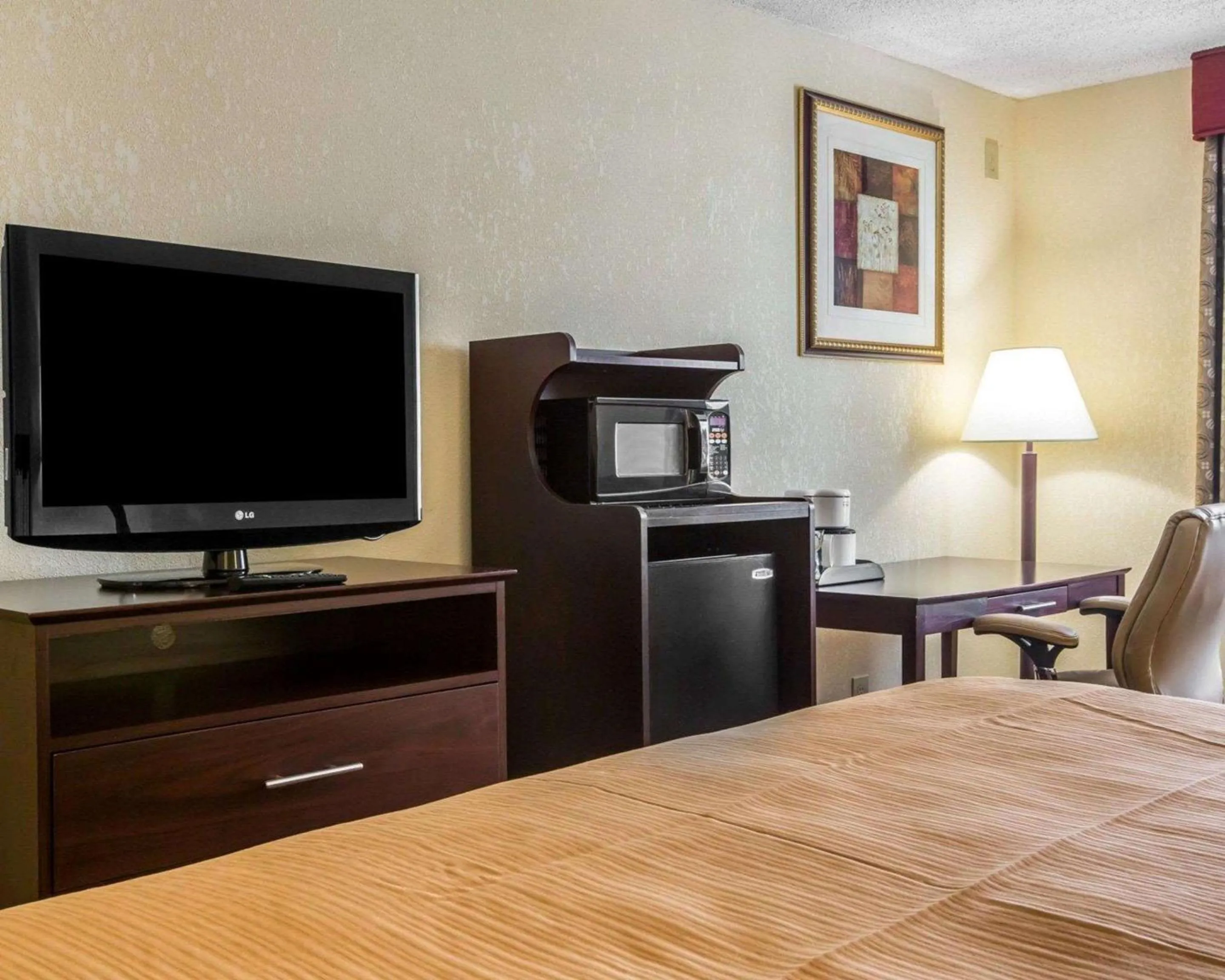 Photo of the whole room, TV/Entertainment Center in Quality Inn and Suites Kingston