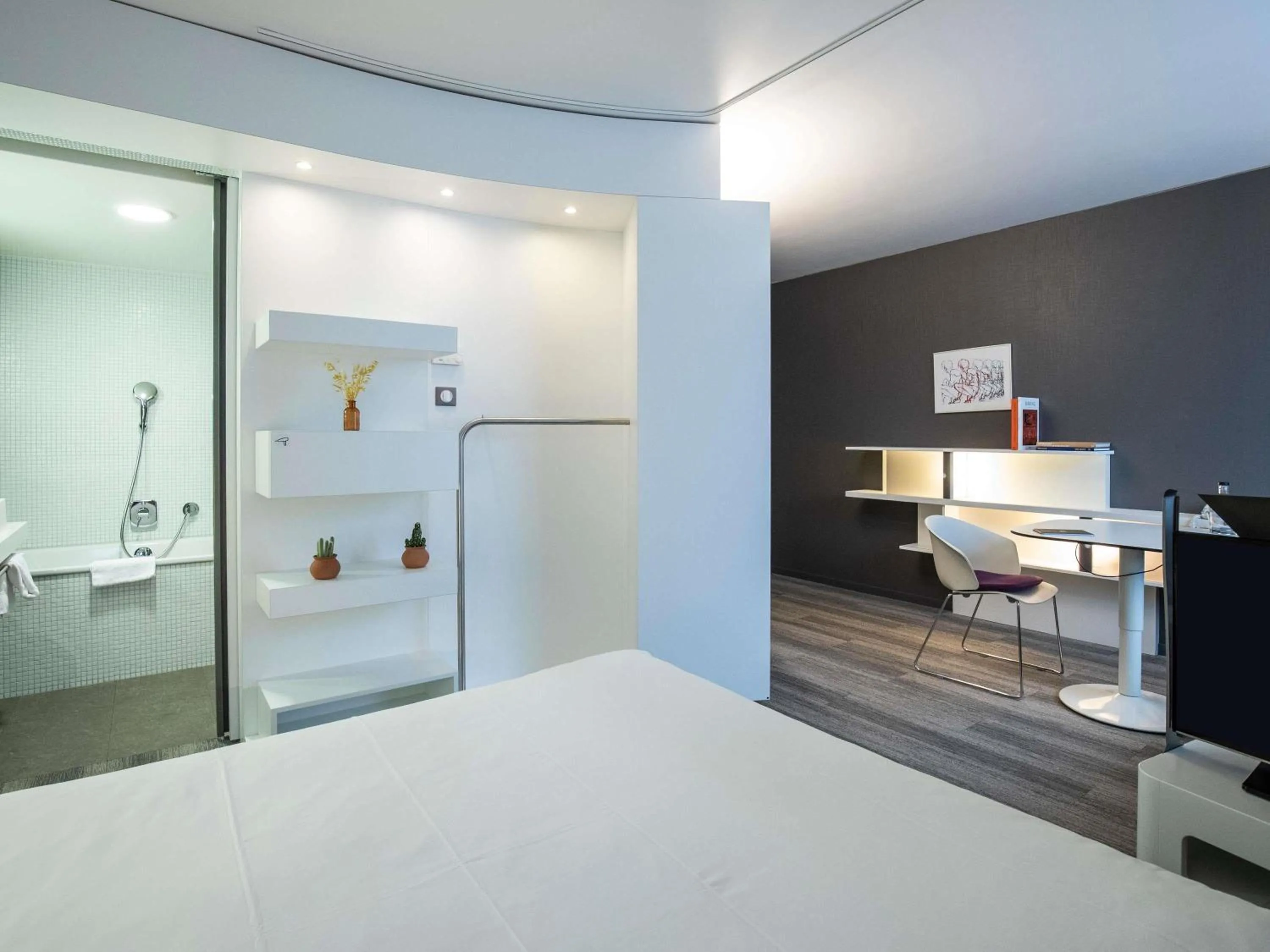 Bedroom, Bed in Novotel Suites Luxembourg