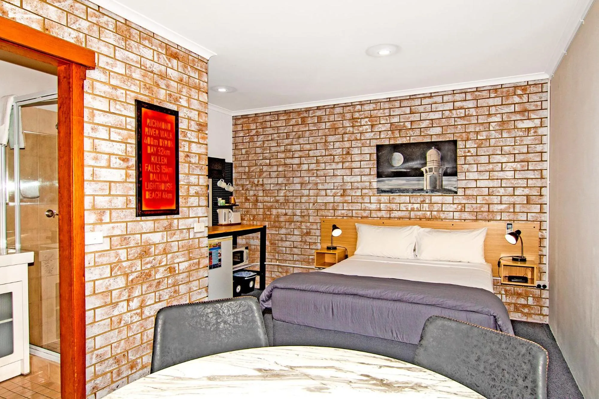 Photo of the whole room, Bed in River Street Motel