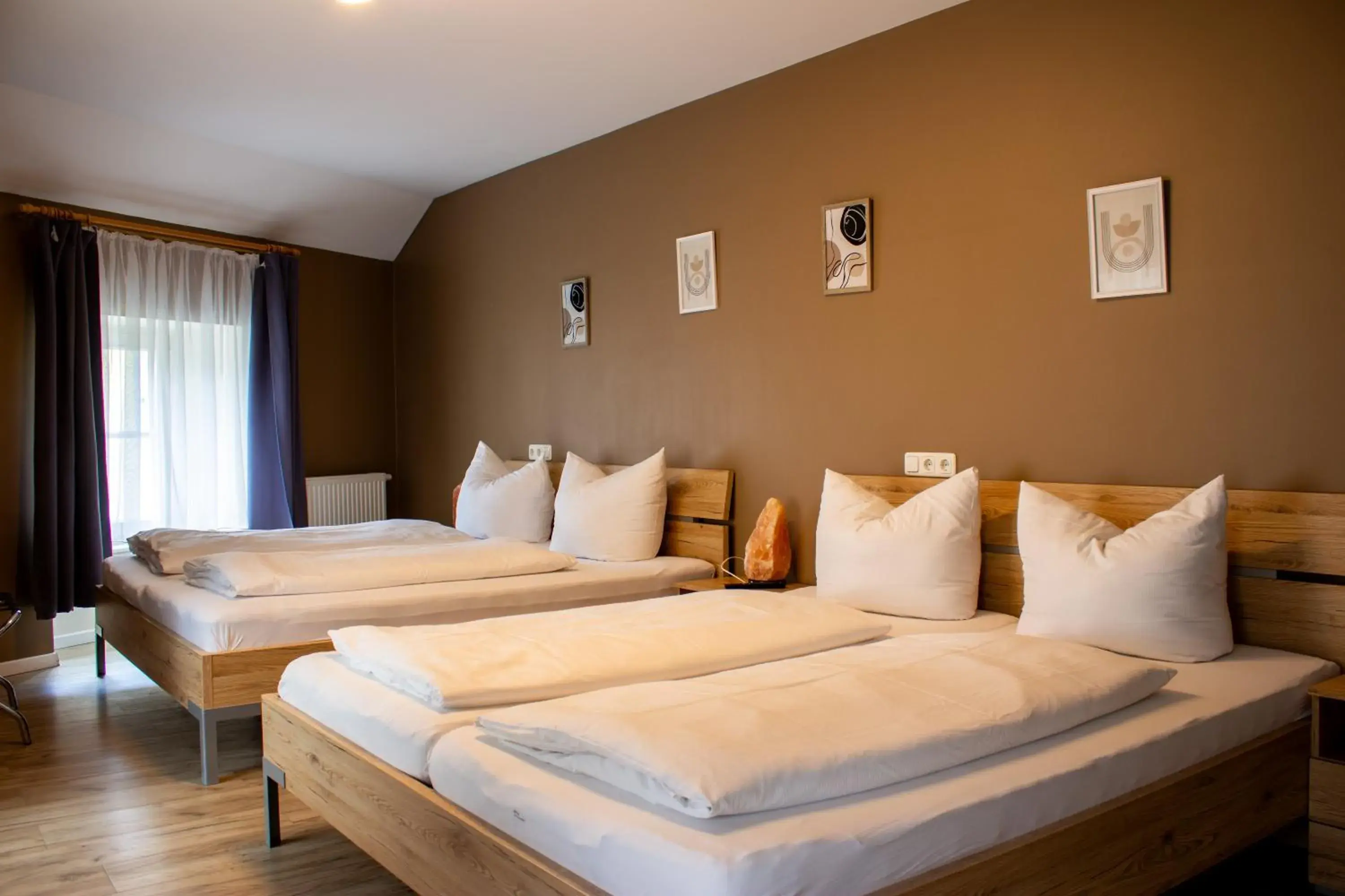 Economy Quadruple Room in City House Alpeneck Economy Quadruple Room in City House Alpeneck