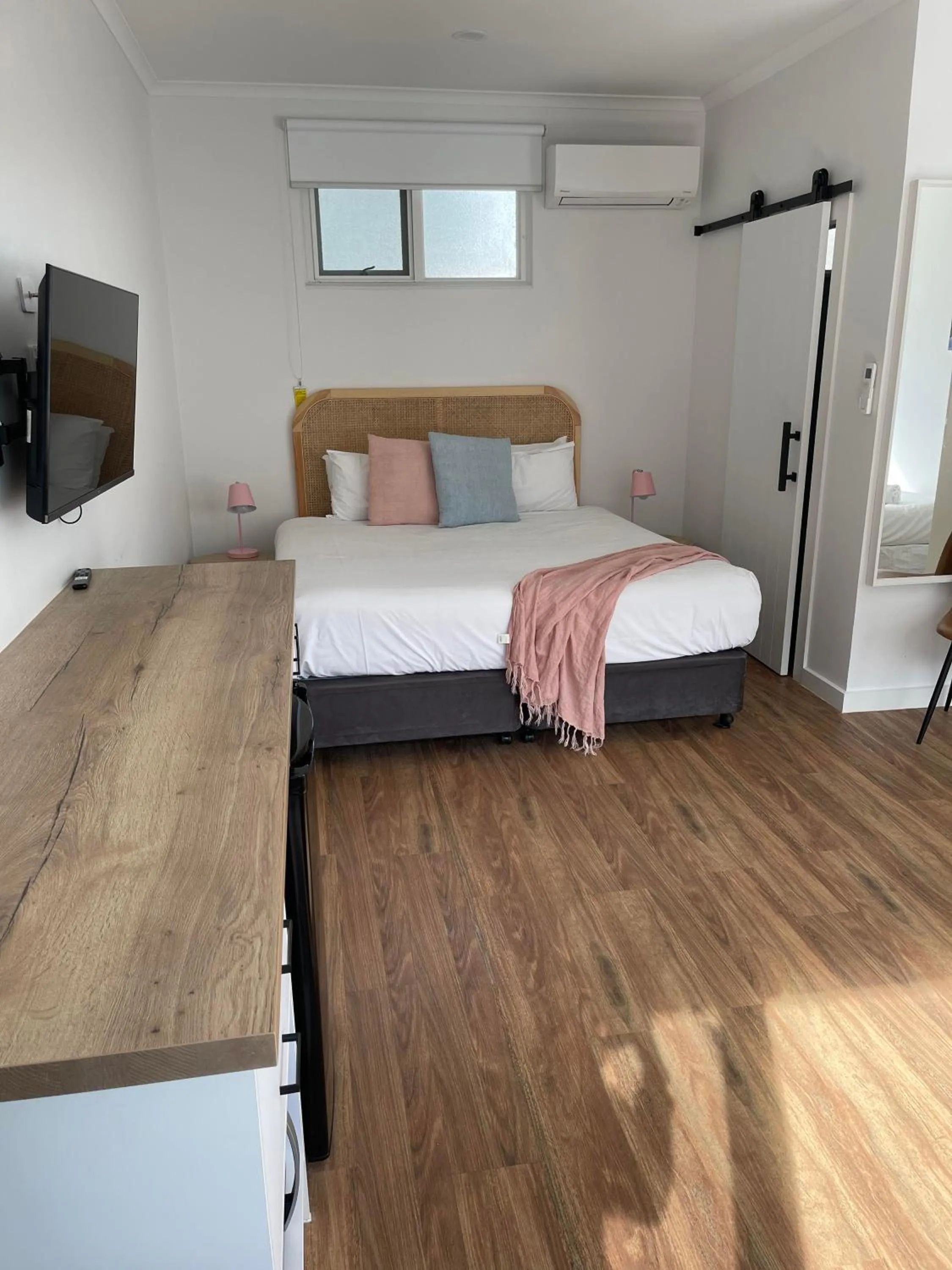 Bed in Harbour View Motel