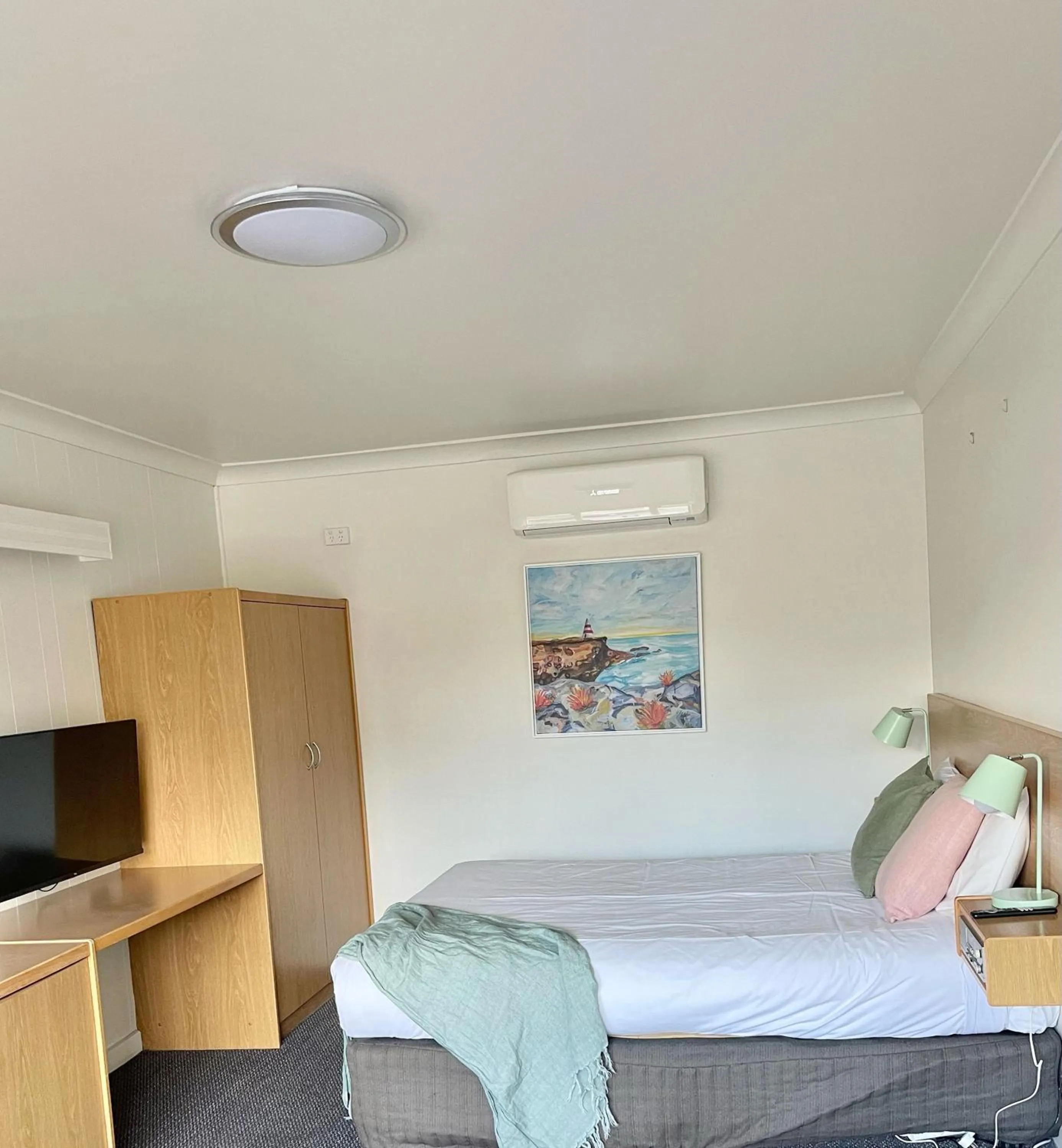 Bed in Harbour View Motel