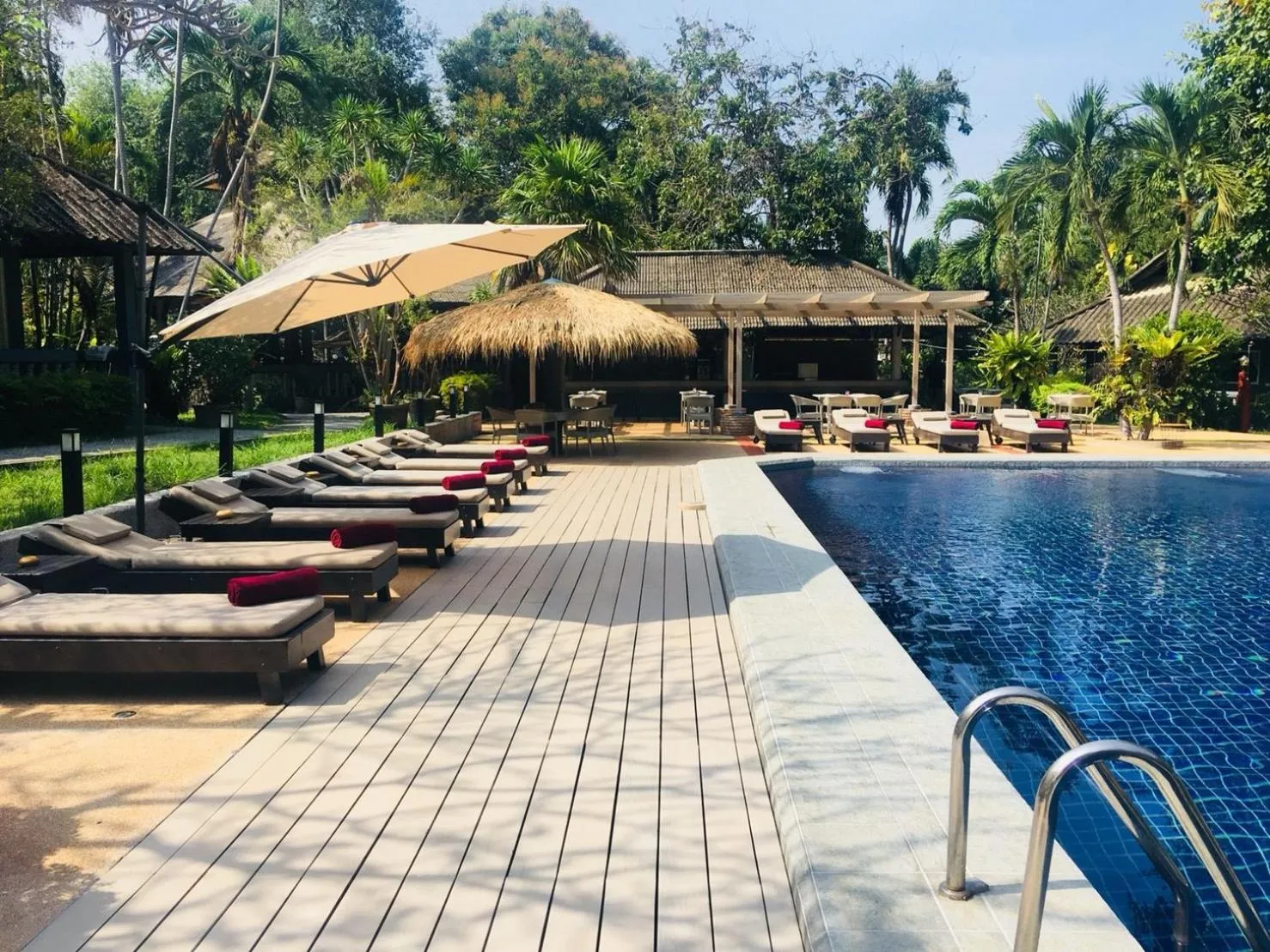 Swimming pool in Let's Hyde Pattaya Resort & Villas - Pool Cabanas