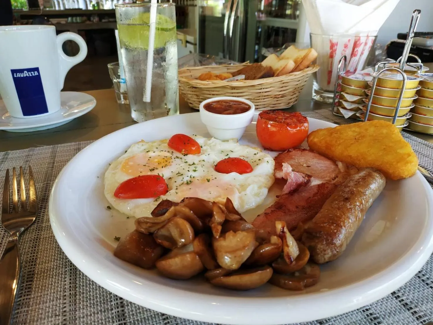 Food and drinks in Let's Hyde Pattaya Resort & Villas - Pool Cabanas