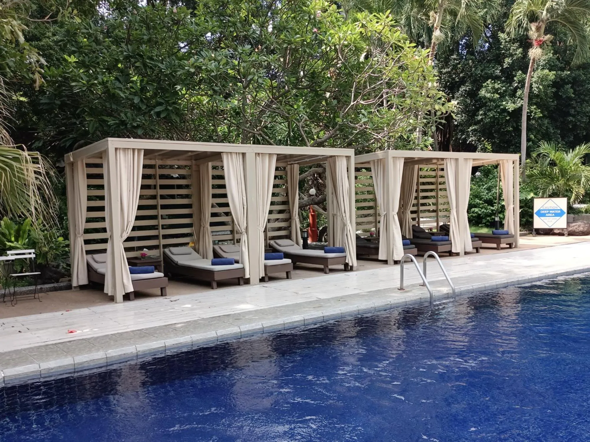 Swimming pool in Let's Hyde Pattaya Resort & Villas - Pool Cabanas