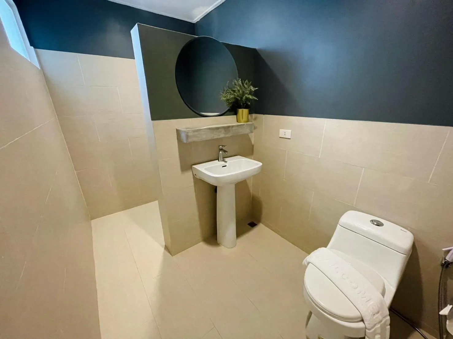 Toilet in Let's Hyde Pattaya Resort & Villas - Pool Cabanas