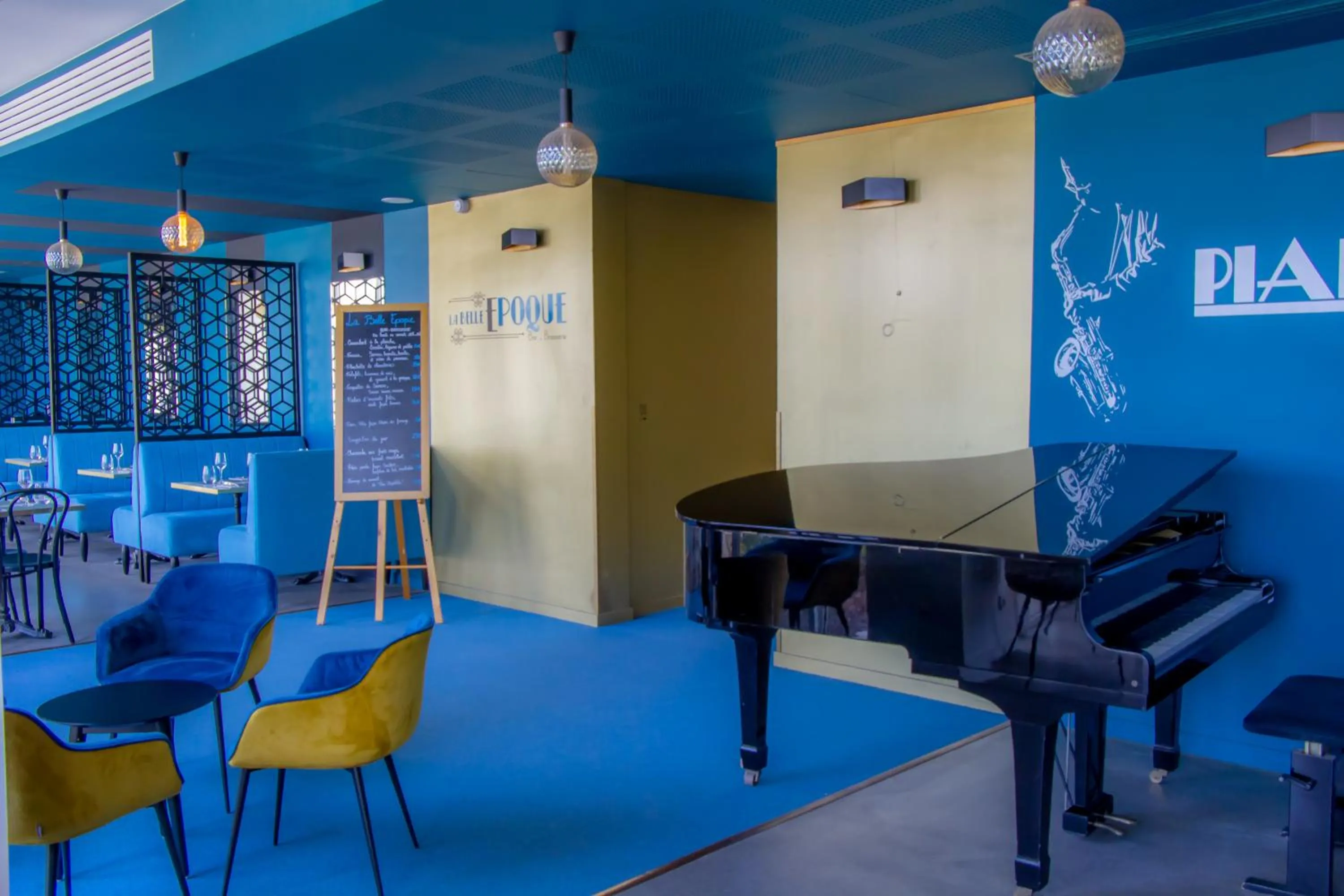 Lounge or bar in Hôtel du Parc & Spa