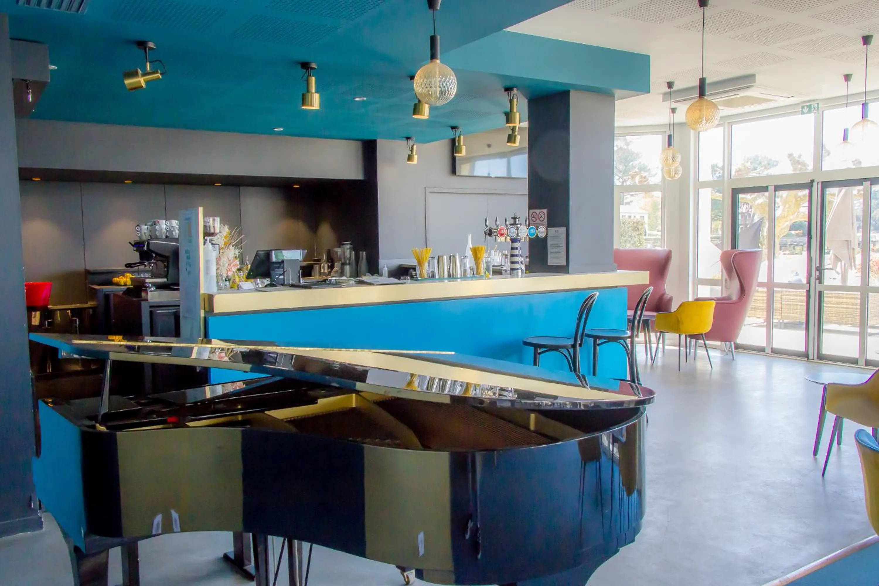 Lounge or bar in Hôtel du Parc & Spa