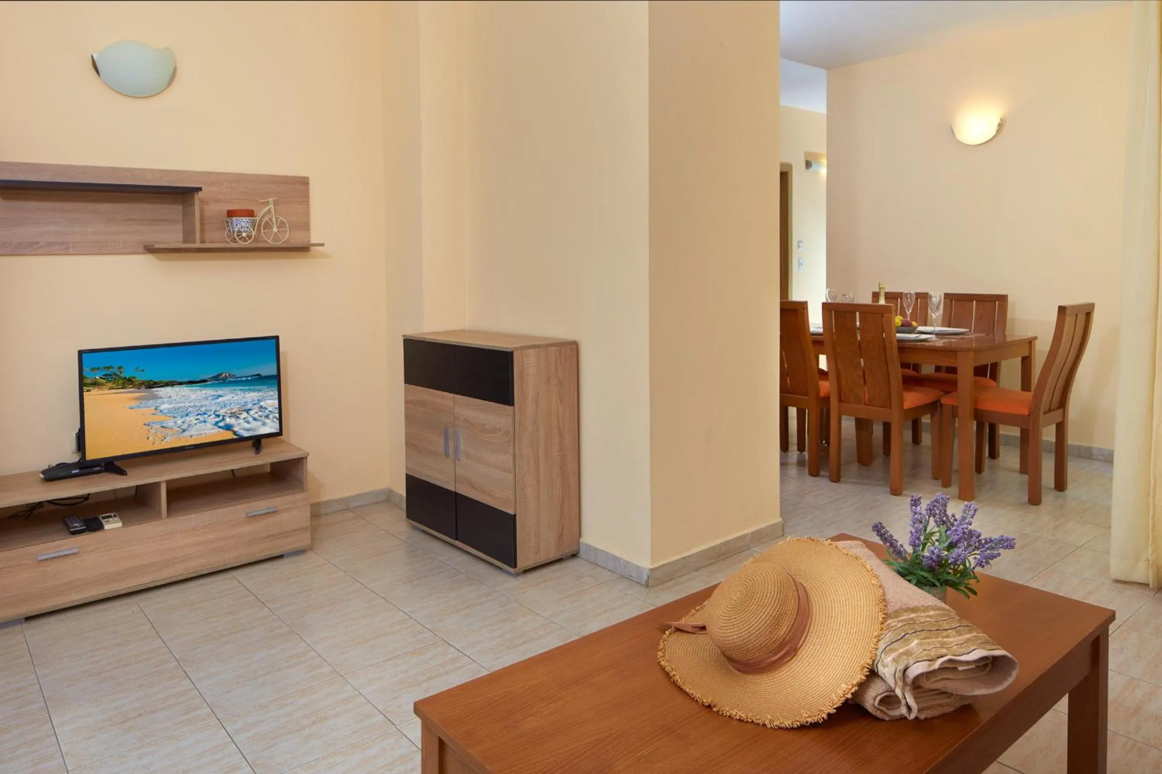 Communal lounge/ TV room in Pollo Resort