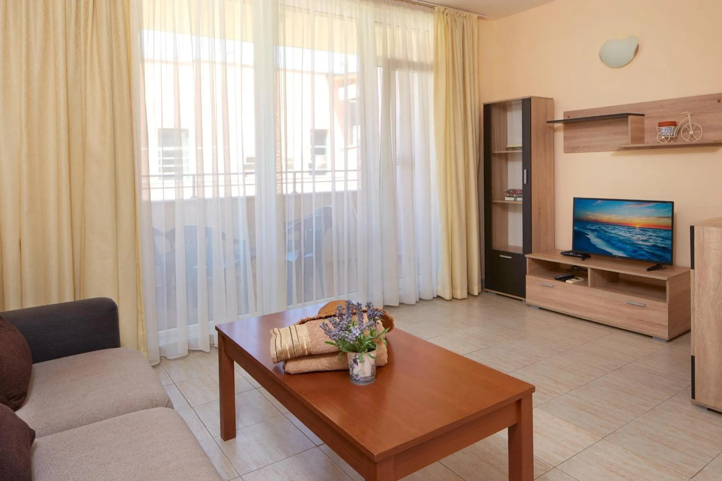 Communal lounge/ TV room in Pollo Resort