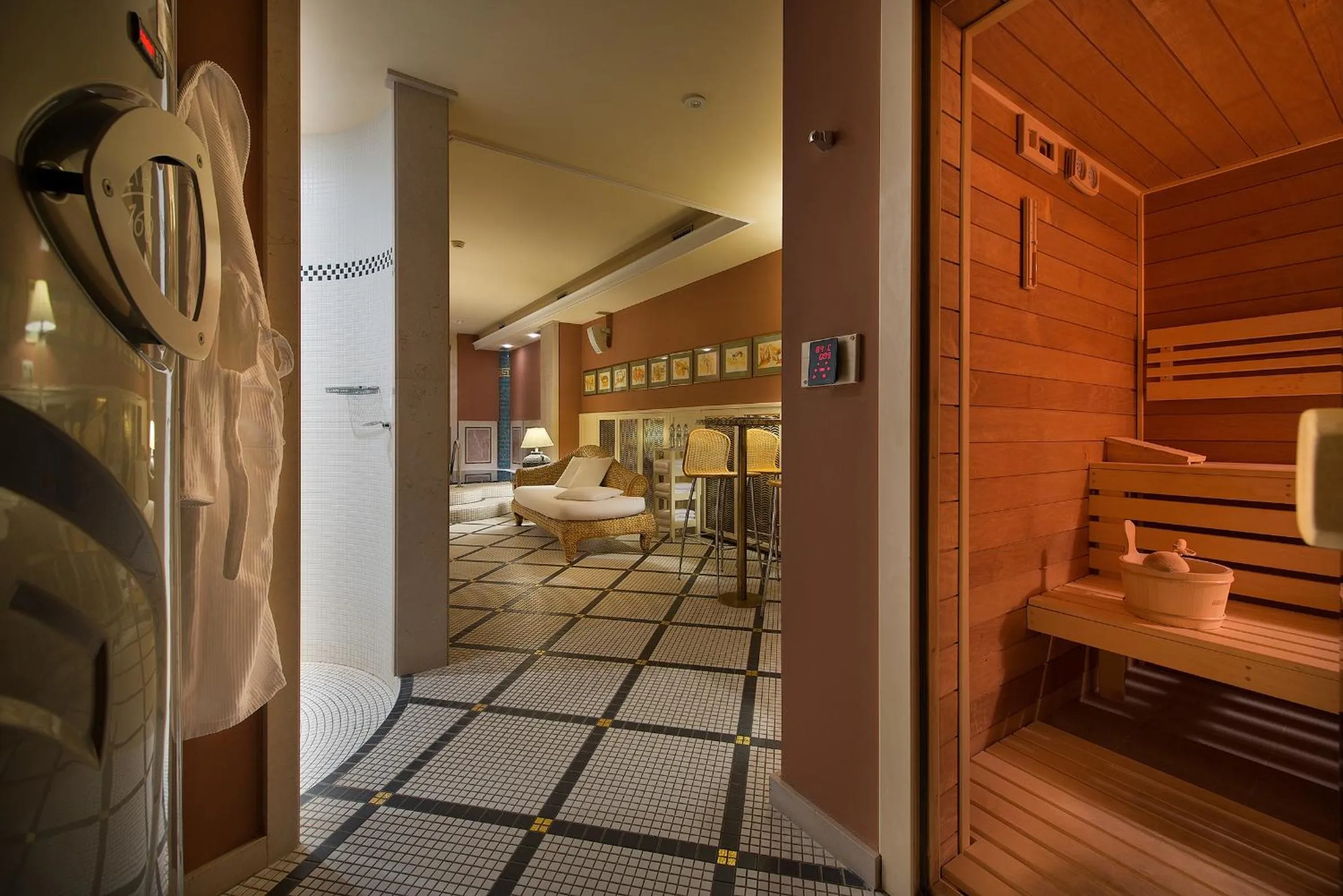 Swimming pool in Marrol's Boutique Hotel