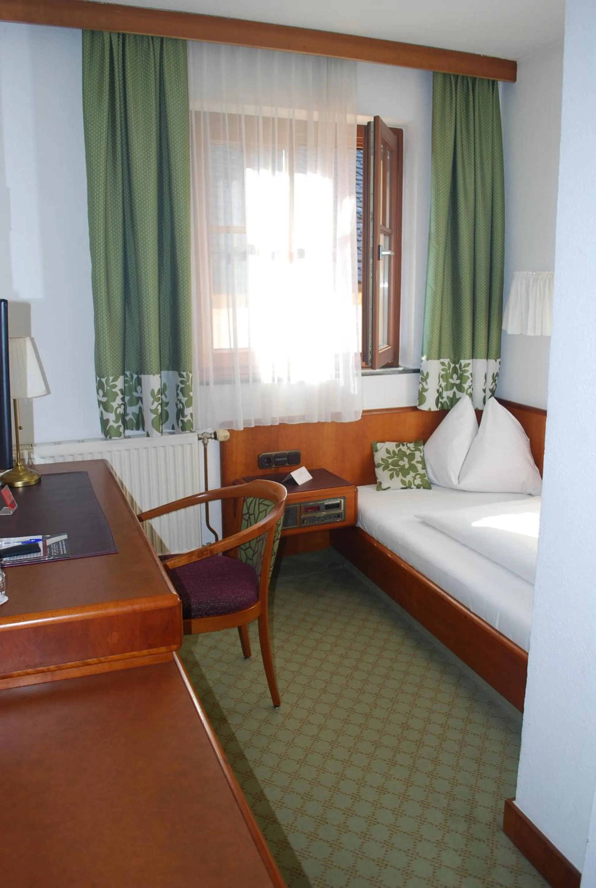 Photo of the whole room, Bed in HOTEL ZILLNERs EINKEHR ***