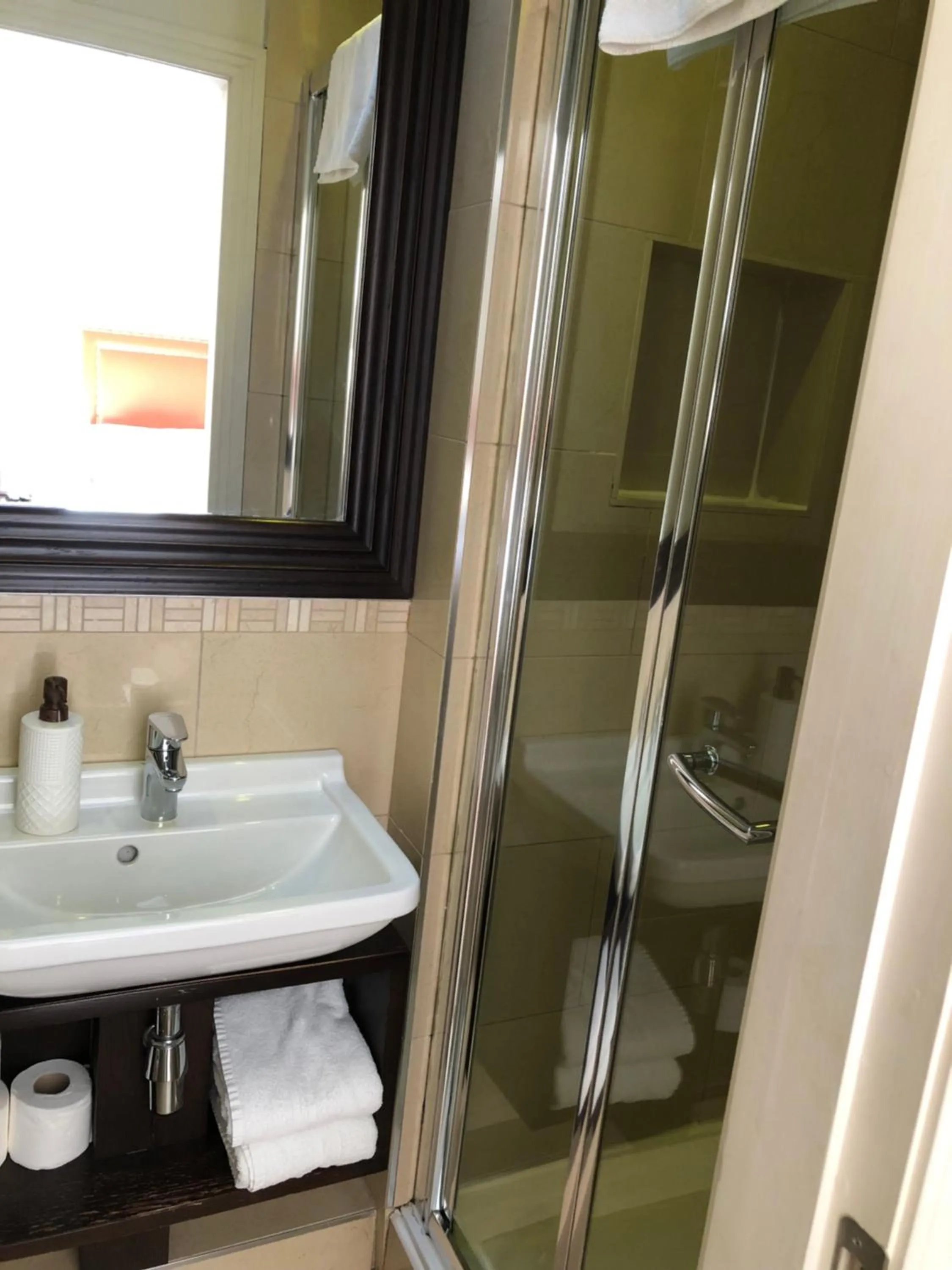 Bathroom in Horse & Hound