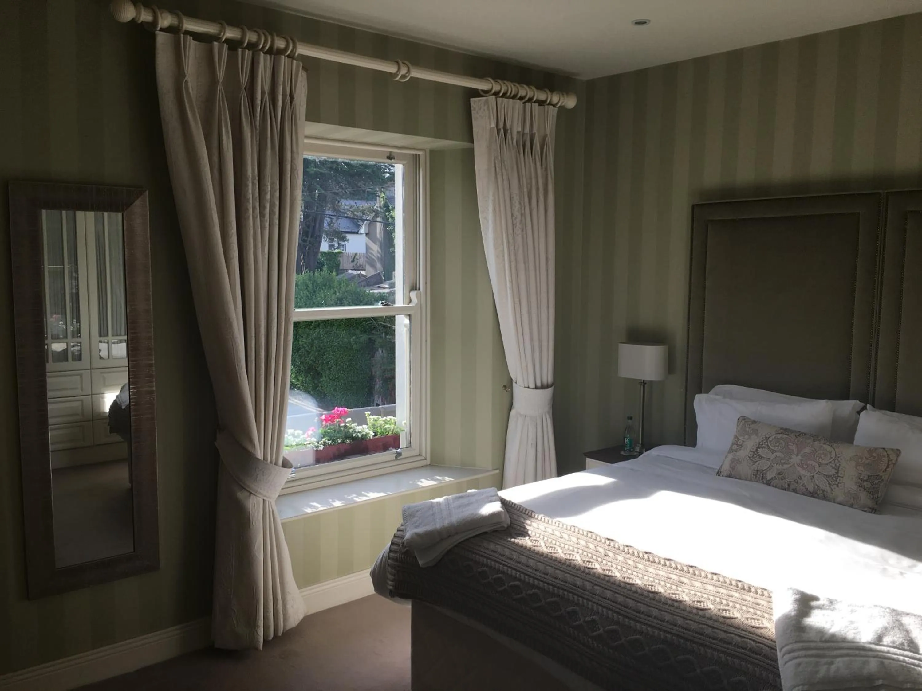 Bedroom, Bed in Horse & Hound