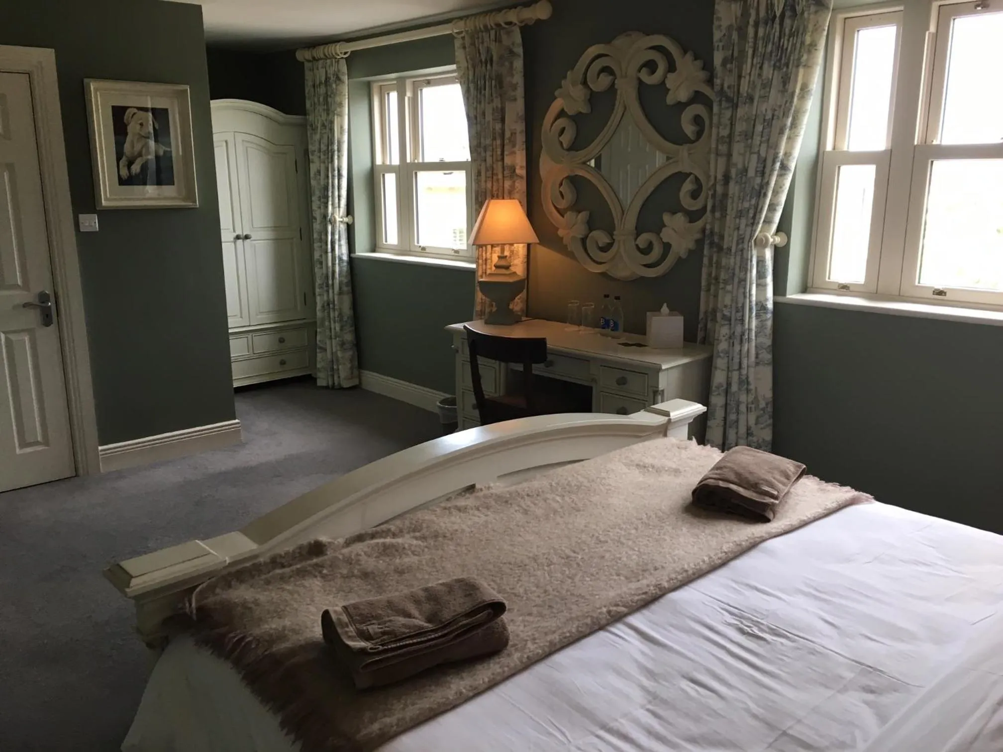 Photo of the whole room, Bed in Horse & Hound