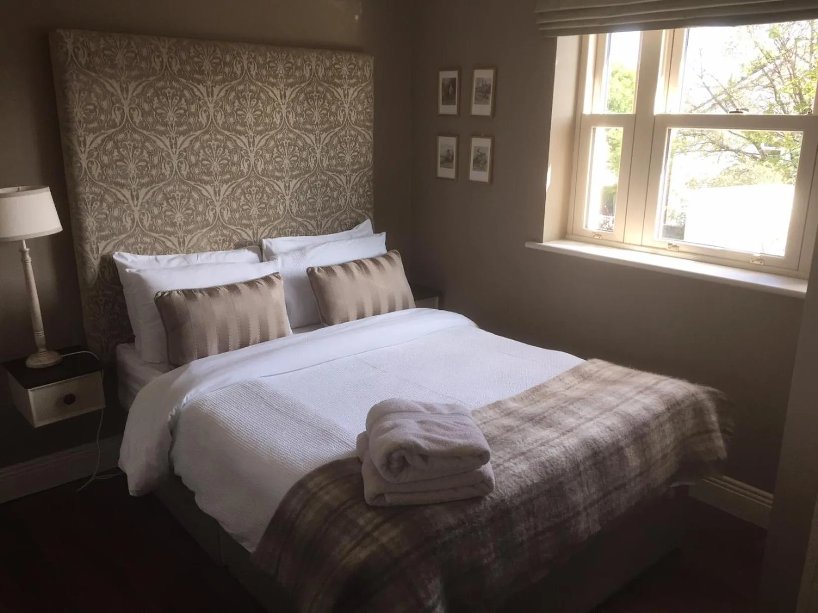 Bedroom, Bed in Horse & Hound