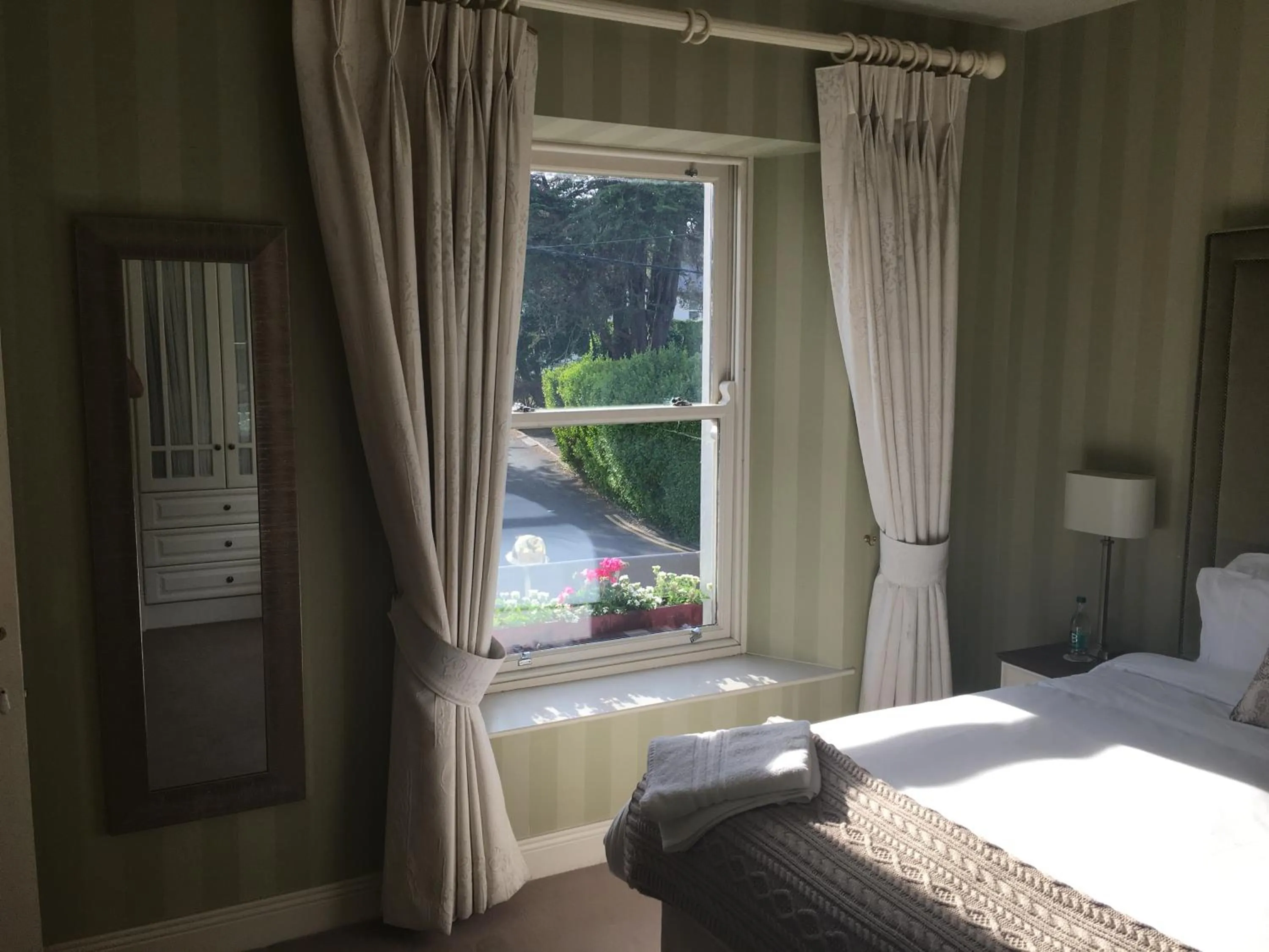 Street view, Bed in Horse & Hound