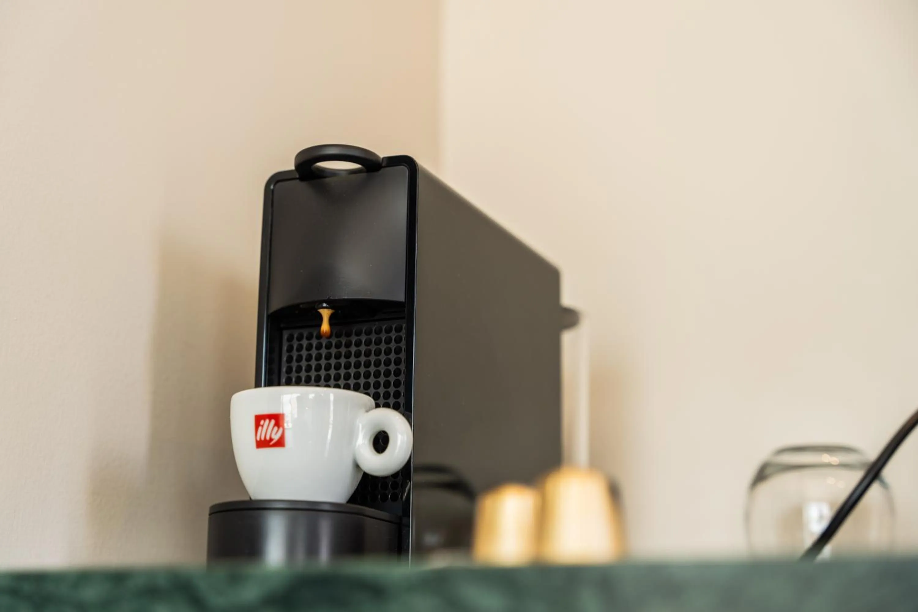 Coffee/tea facilities in Astoria Hotel