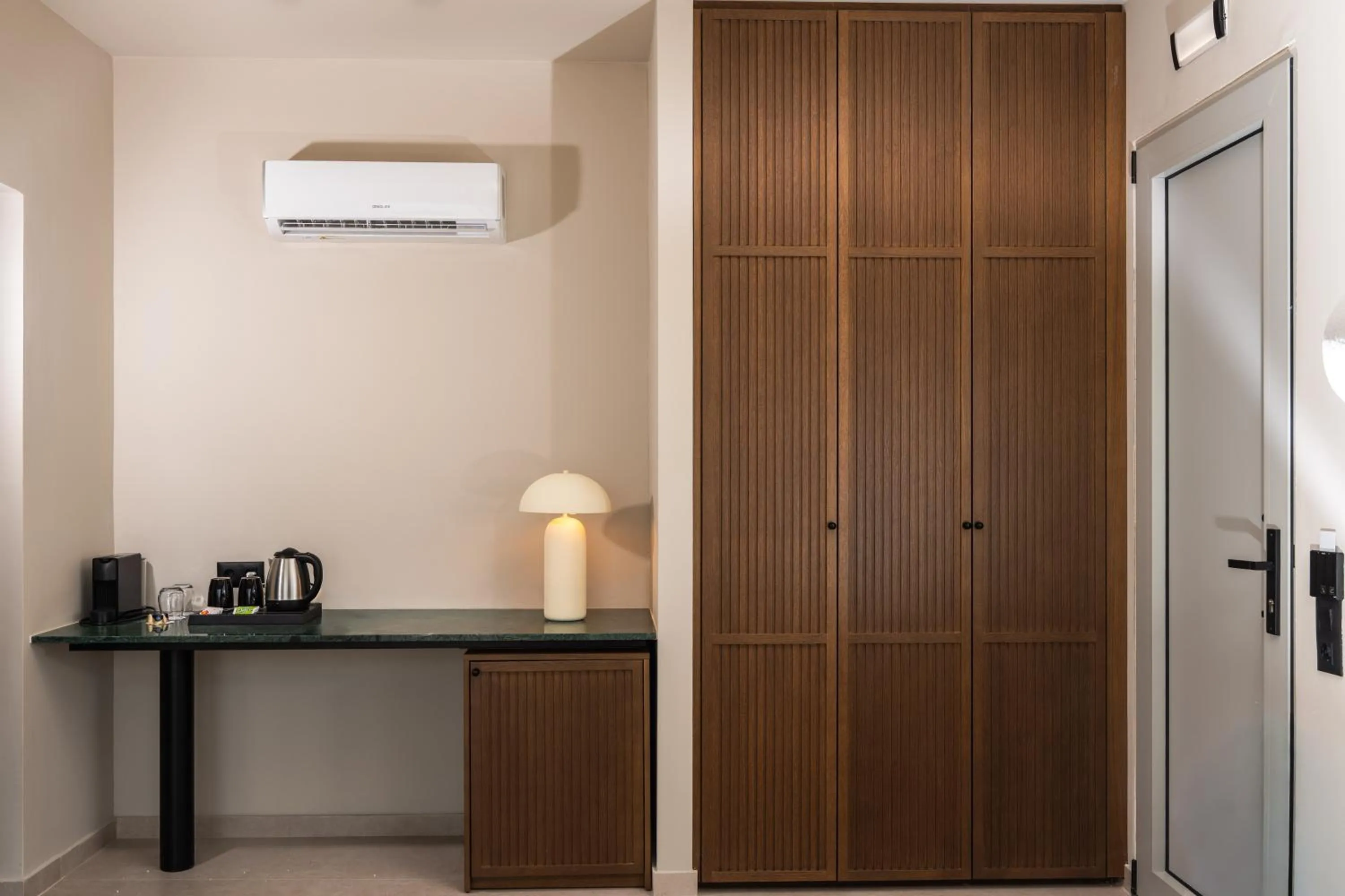 Coffee/tea facilities in Astoria Hotel